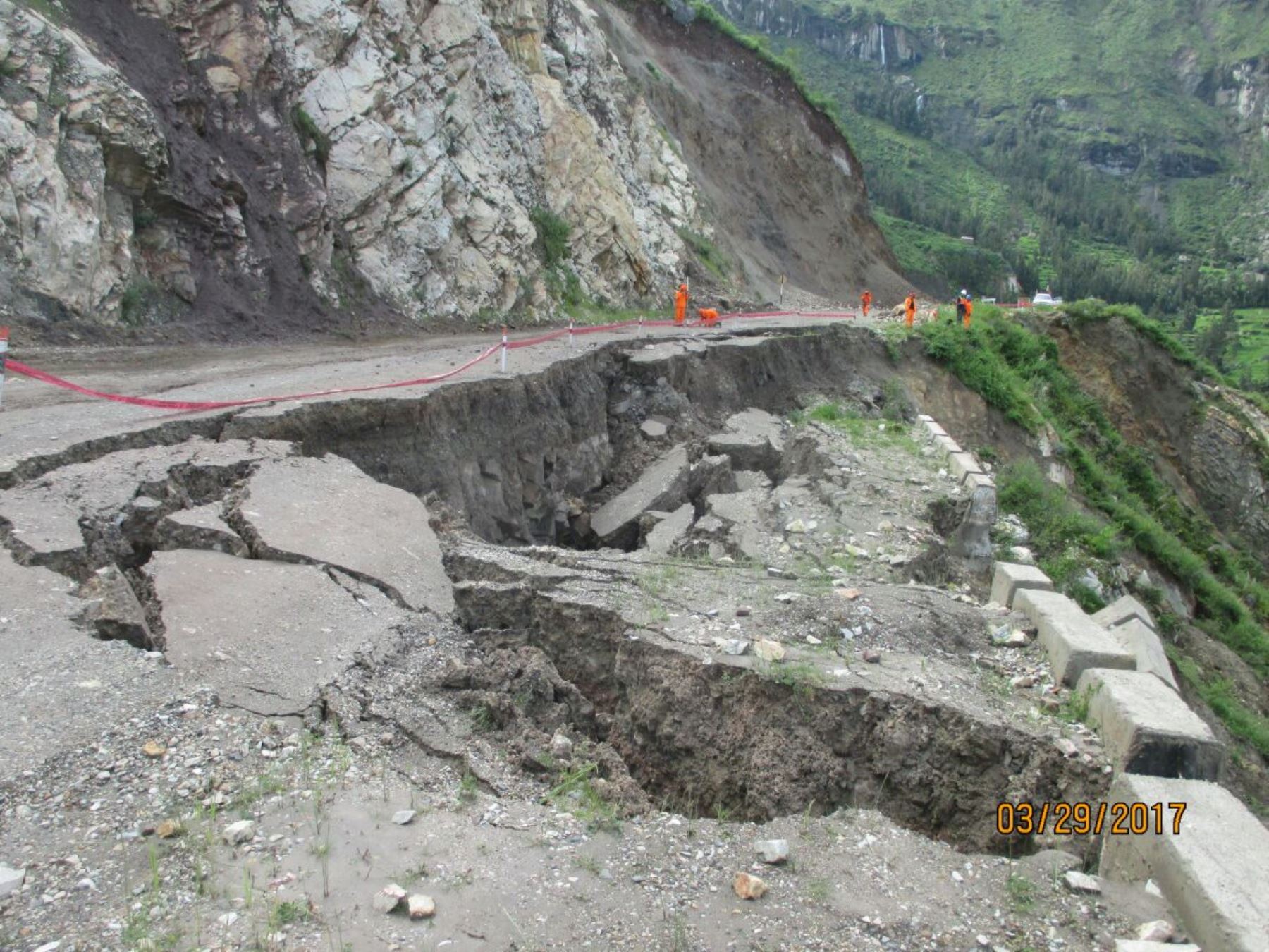 Lluvias y falla geológica provocan el hundimiento de carretera que comunica a provincia de La Unión, en Arequipa. ANDINA