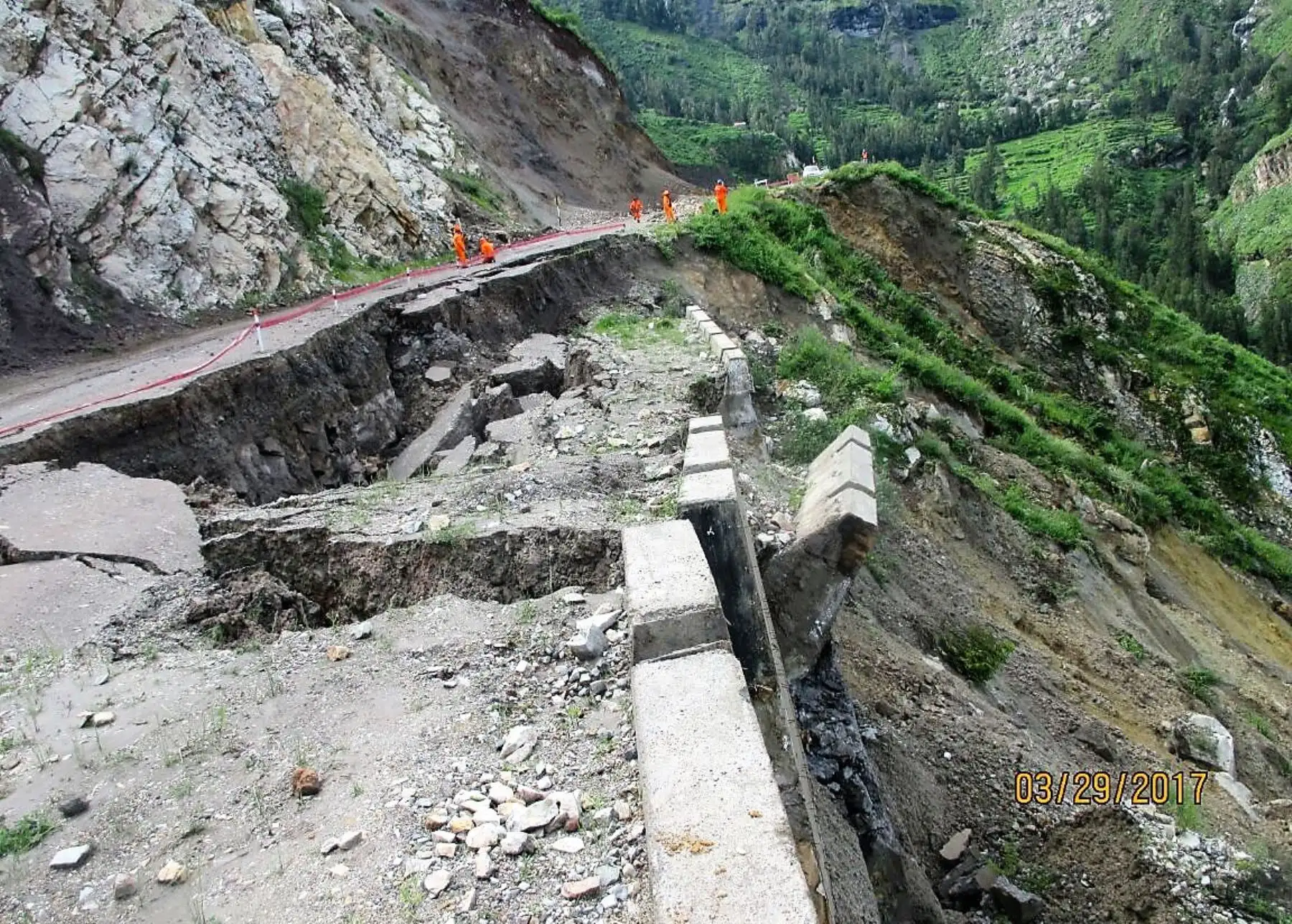 Lluvias y falla geológica provocan el hundimiento de carretera que comunica a provincia de La Unión, en Arequipa. ANDINA
