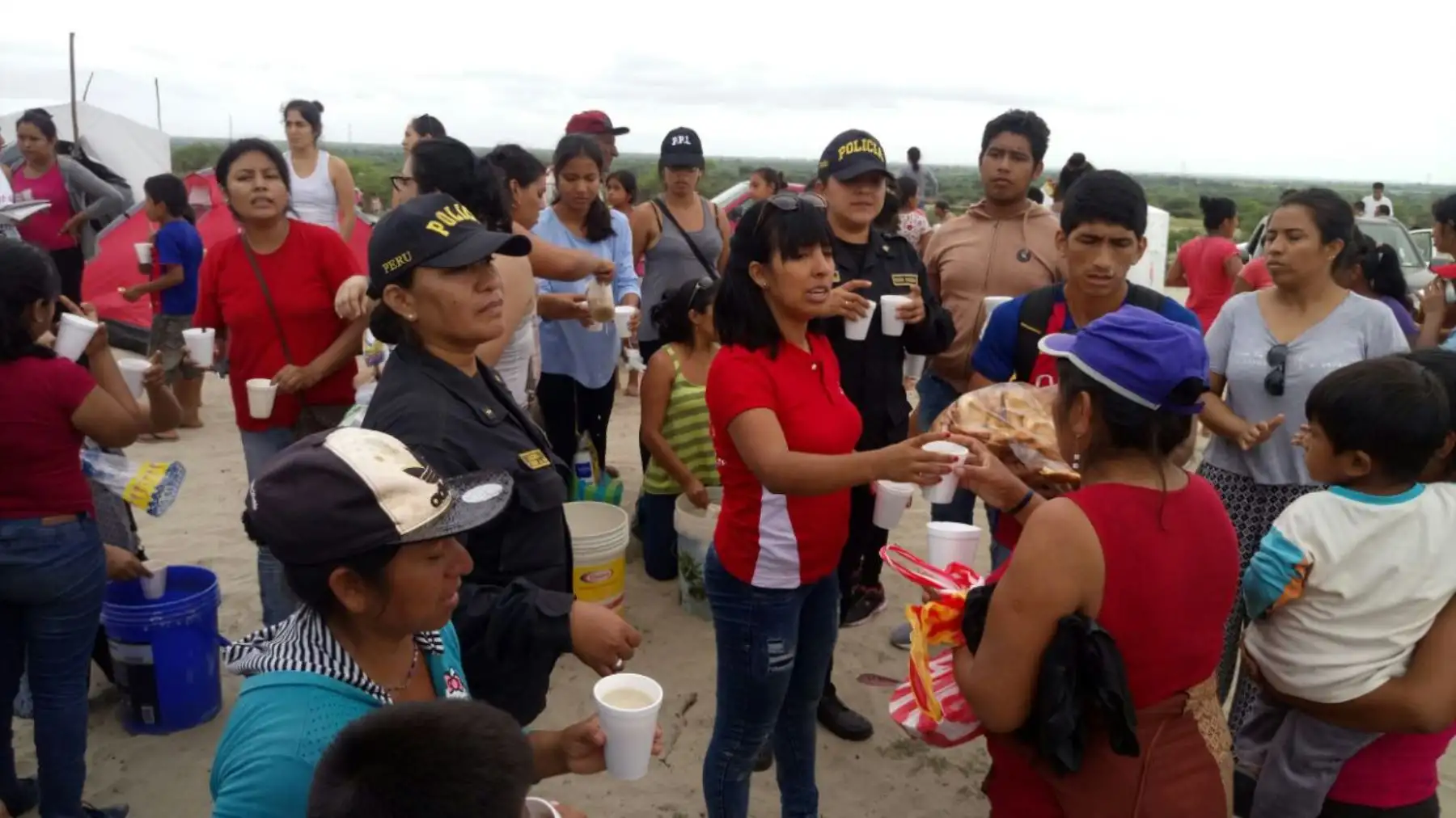 PNP entregó 1,500 raciones a damnificados de distritos de Cura Mori y Catacaos, en la región Piura.