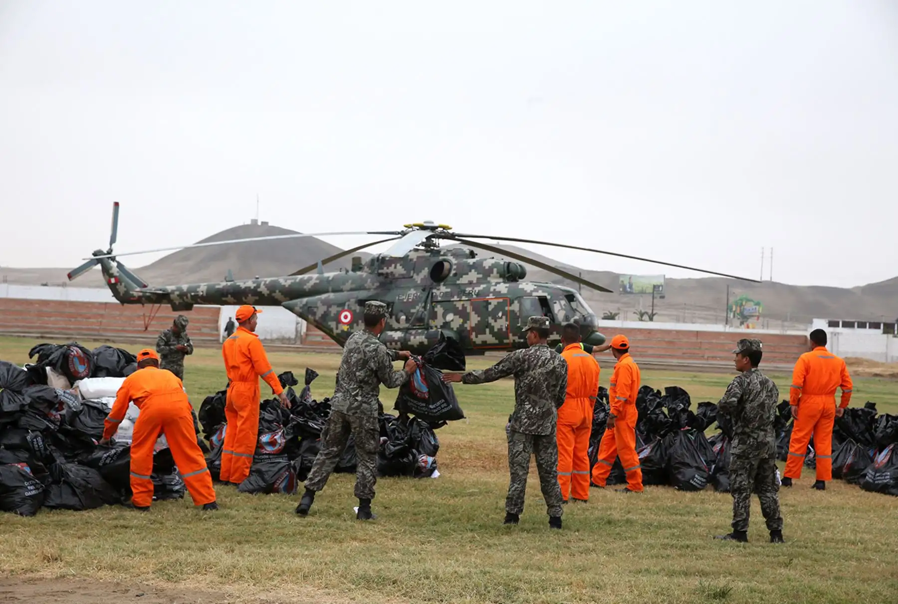 LIMA PERÚ, MARZO 30. Desde el centro de operaciones de Punta Hermosa, Ministra del Ambiente  Elsa Galarza junto a las fuerzas armadas  y policiales organiza la entrega de donativos  a las poblaciones afectadas por las lluvias en los poblados de Huarochiri. Foto: ANDINA/Melina Mejía