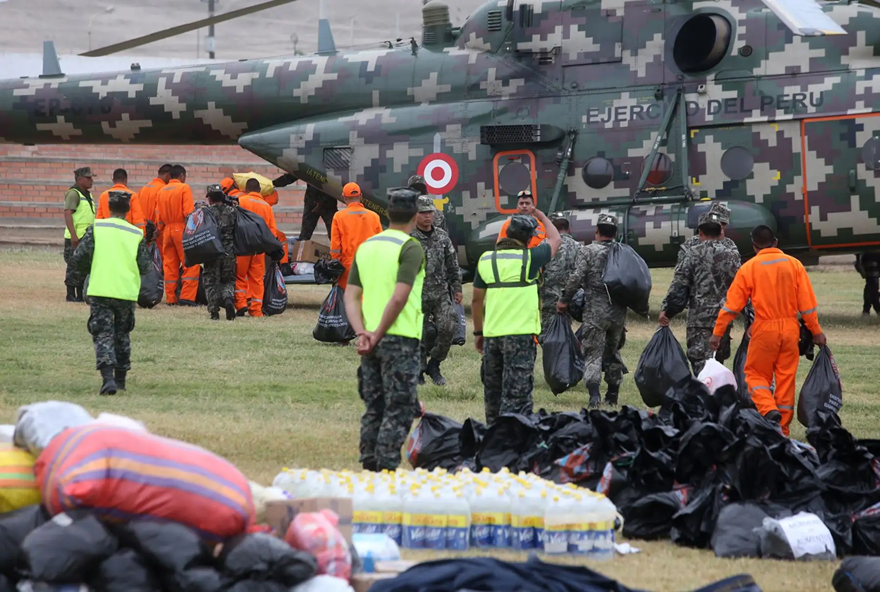 LIMA PERÚ, MARZO 30. Desde el centro de operaciones de Punta Hermoza, Ministra del Ambiente  Elsa Galarza junto a las fuerzas armadas organiza la entrega de donativos  a las poblaciones afectadas por las lluvias en los poblados de Huarochiri. Foto: ANDINA/Melina Mejía