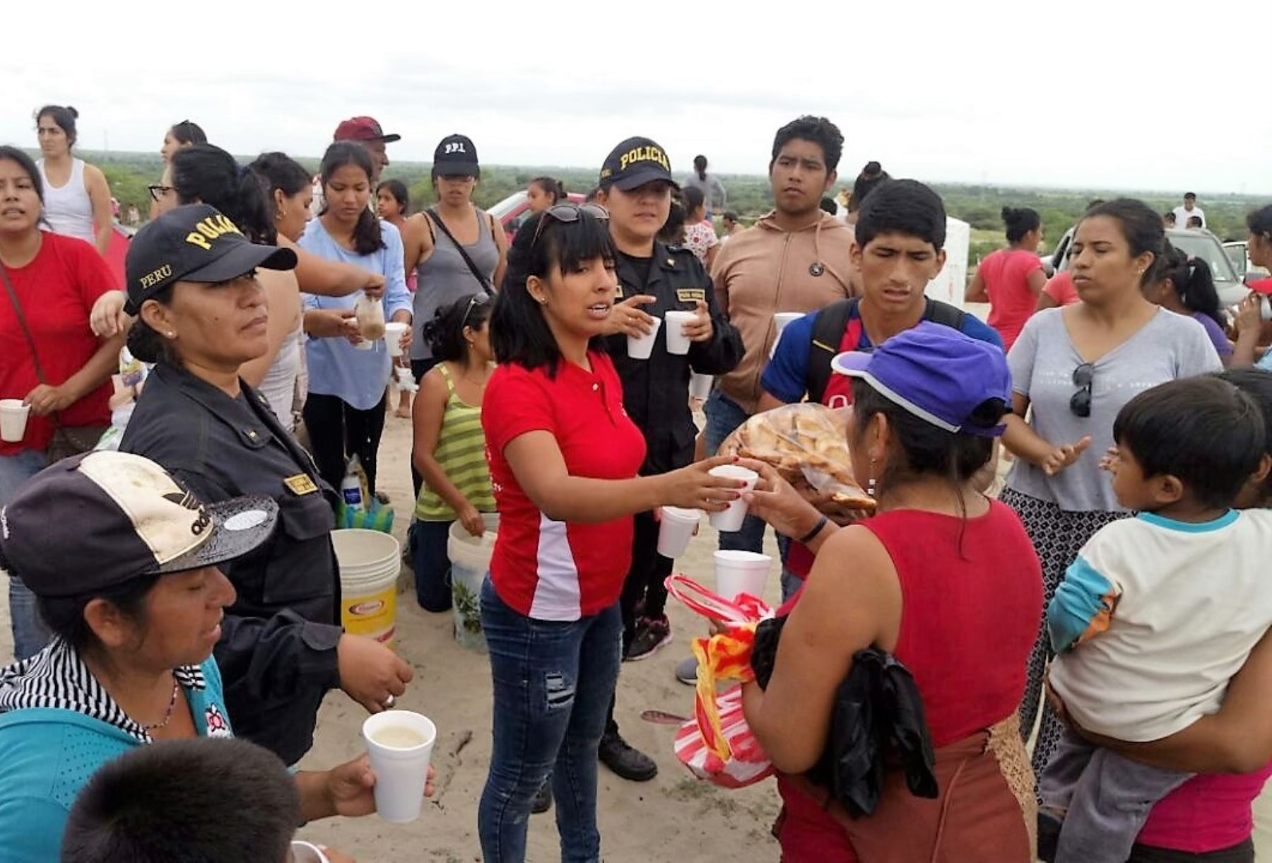 Policía reparte 1,500 desayunos a damnificados de Cura Mori y Catacaos, en Piura.