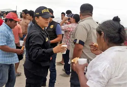 Policía reparte 1,500 desayunos a damnificados de Cura Mori y Catacaos, en Piura.