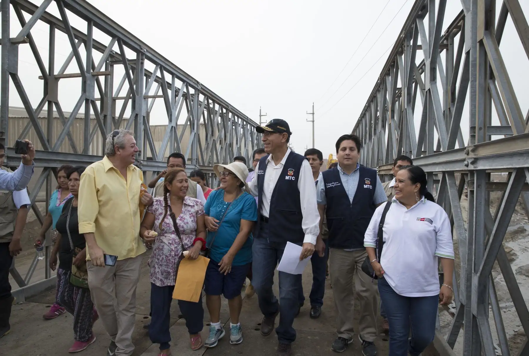 LIMA PERÚ, MARZO 30. Ministro de Transporte Martin Vizcarra,  pone en funcionamiento puente Bailey sobre río Carapongo en Santa Rosa Chosica. Foto: ANDINA/Dante Zegarra