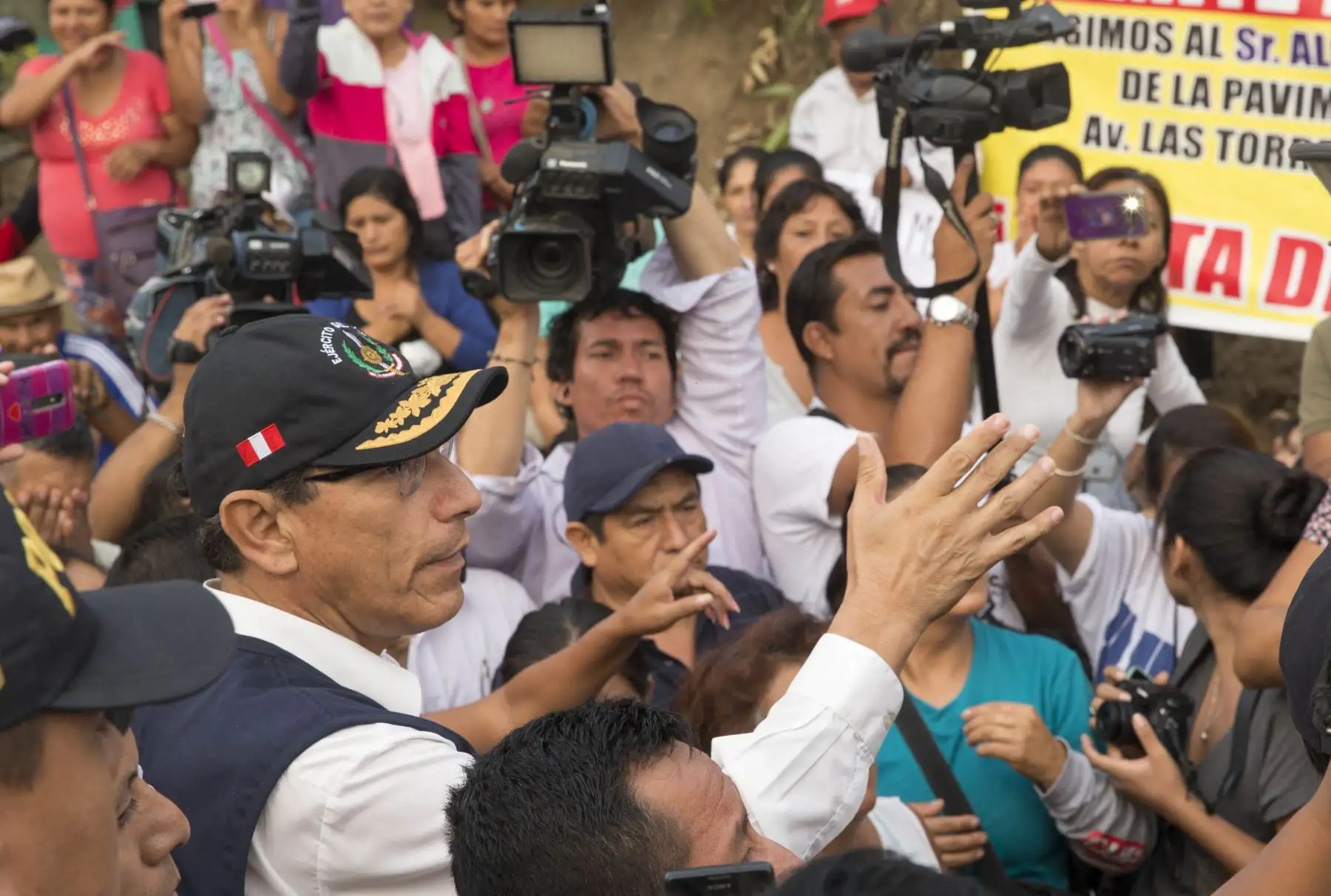 LIMA PERÚ, MARZO 30. Ministro de Transporte Martin Vizcarra,  pone en funcionamiento puente Bailey sobre río Carapongo en Santa Rosa Chosica. Foto: ANDINA/Dante Zegarra
