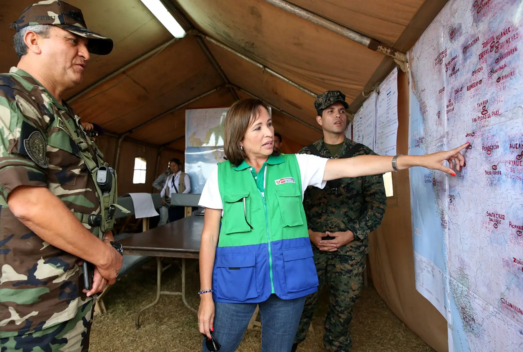 LIMA PERÚ, MARZO 30. Desde el centro de operaciones de Punta Hermosa, Ministra del Ambiente  Elsa Galarza junto al Director General PNP, Vicente Romero   organizan la entrega de donativos  a las poblaciones afectadas por las lluvias en los poblados de Huarochiri y Yauyos. Foto: ANDINA/Melina Mejía