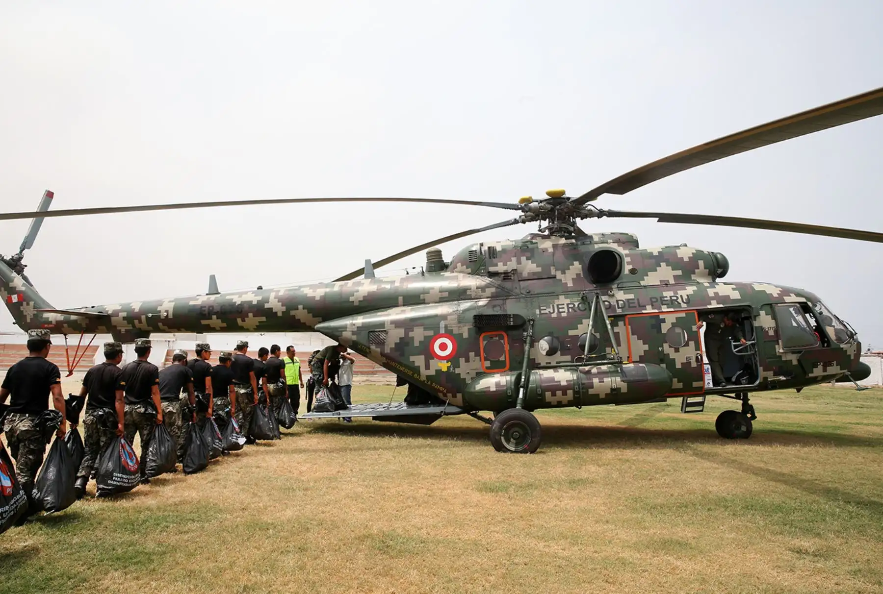 LIMA PERÚ, MARZO 30. Desde el centro de operaciones de Punta Hermosa, Ministra del Ambiente  Elsa Galarza junto al Director General PNP, Vicente Romero   organizan la entrega de donativos  a las poblaciones afectadas por las lluvias en los poblados de Huarochiri y Yauyos. Foto: ANDINA/Melina Mejía