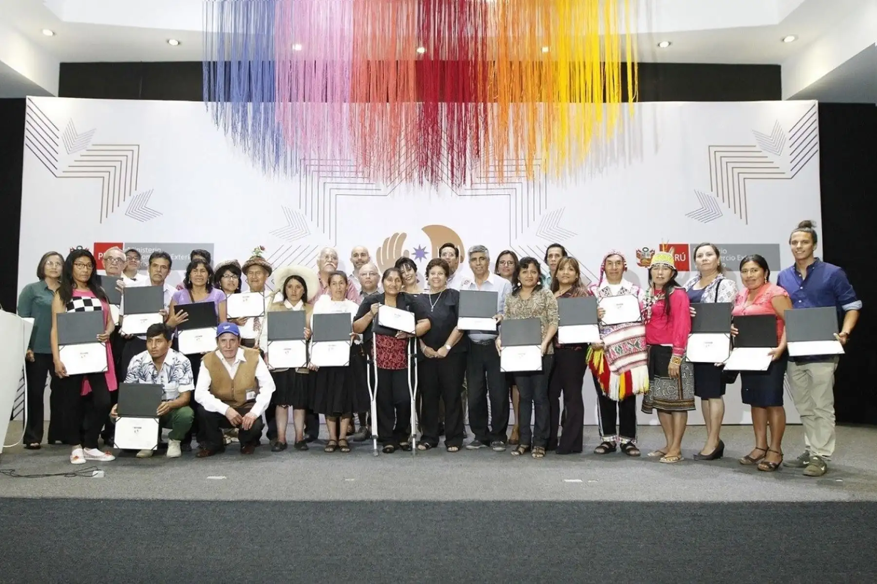 Artesanos fueron reconocidos por su contribución con el desarrollo de la artesanía nacional.