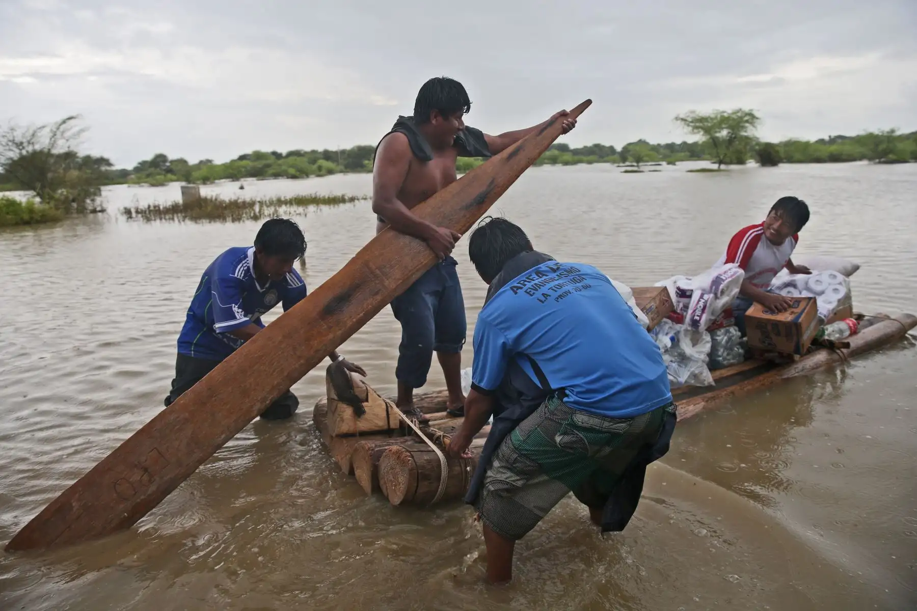 PIURA,PERÚ-MARZO 30.Danmificados de Viduque en Catacaos reciben ayuda humanitaria . Foto:ANDINA/archivo.