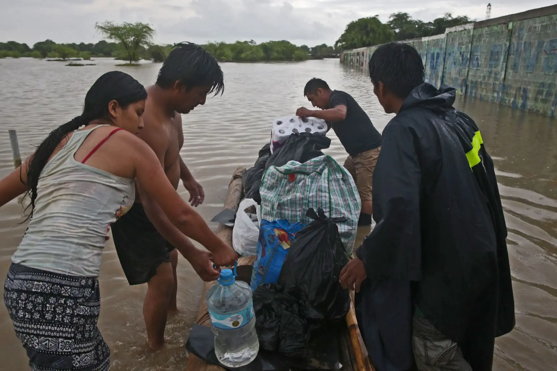 PIURA,PERÚ-MARZO 30.Danmificados de Viduque en Catacaos reciben ayuda humanitaria . Foto:ANDINA/archivo.