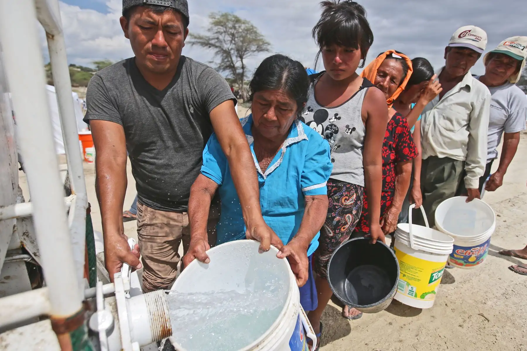 PIURA,PERÚ-MARZO 30.Danmificados de pozo de los Ramos en el distrito de Cura Mori reciben ayuda humanitaria .Foto:ANDINA/archivo.