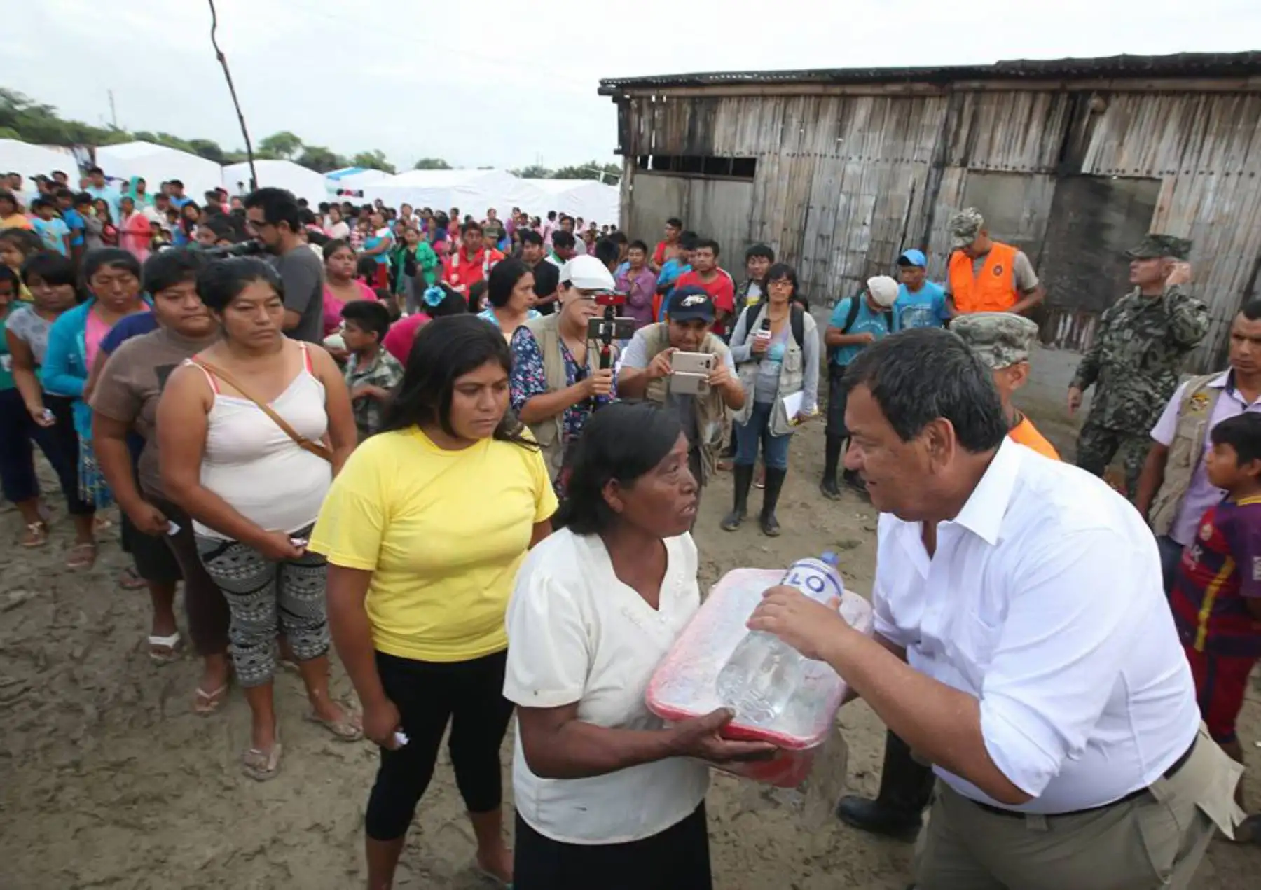 PIURA,PERÚ-MARZO 31.Ministro de Defensa, Jorge Nieto participa en entrega de kit de alimentos a refugio San Pablo en Catacaos.
Foto:ANDINA/archivo.