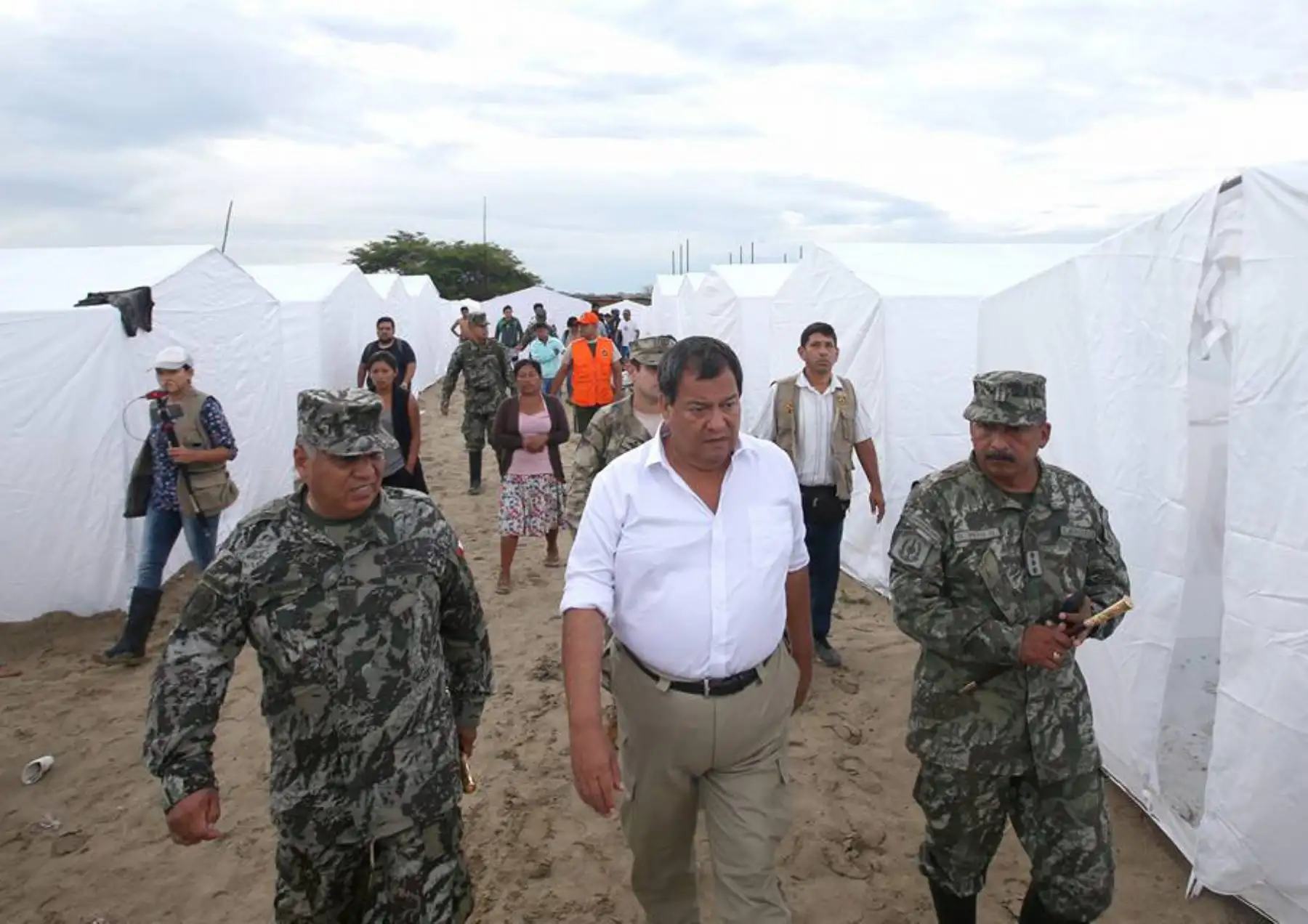 PIURA,PERÚ-MARZO 31.Ministro de Defensa, Jorge Nieto participa en entrega de kit de alimentos a refugio San Pablo en Catacaos.
Foto:ANDINA/archivo.