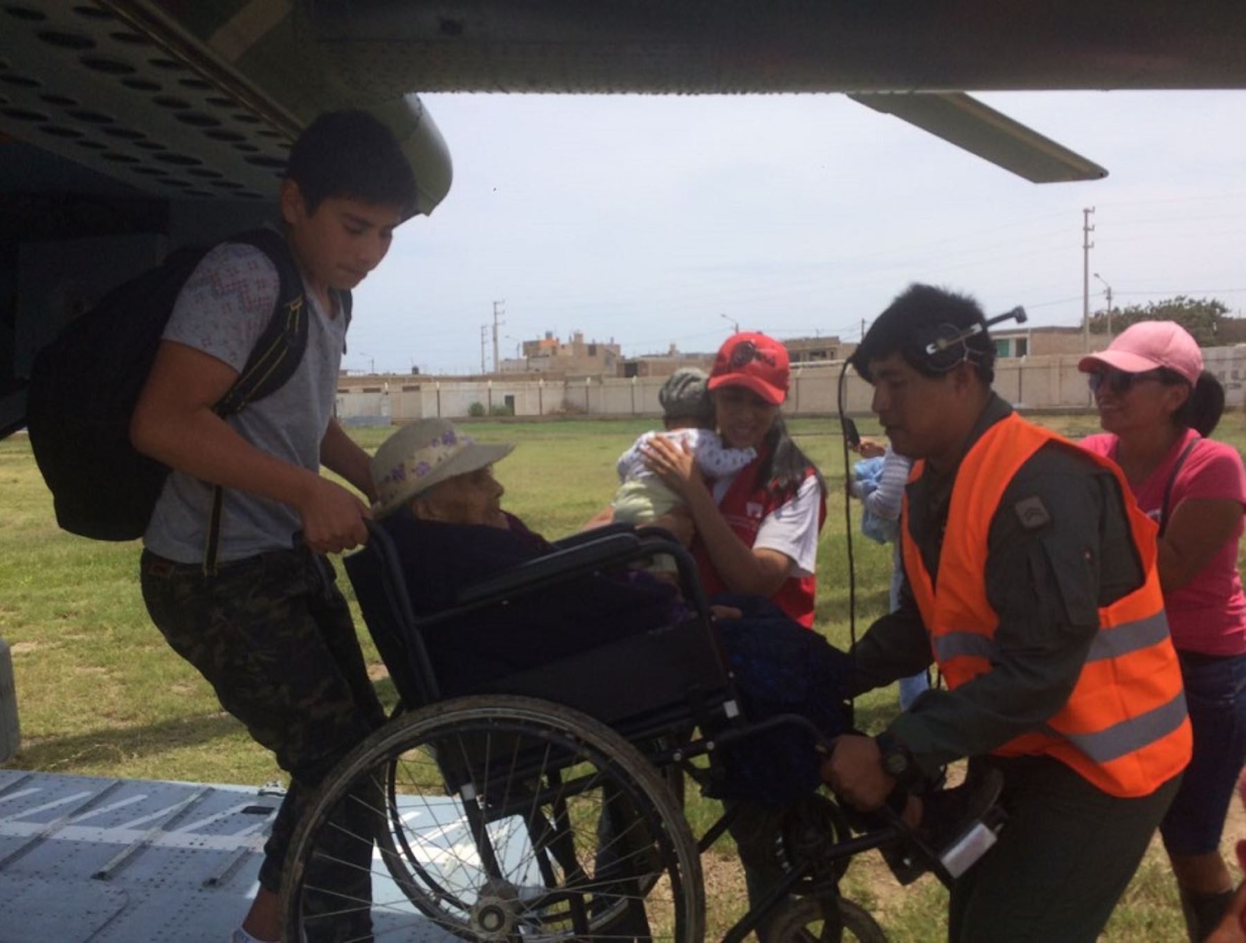 El reforzamiento del puente aéreo para resguardar la vida de los damnificados por los desastres en la región Áncash y distribuir ayuda humanitaria, permitió rescatar a más personas y trasladarlas hacia Lima, informó el Ministerio de Justicia y Derechos Humanos.