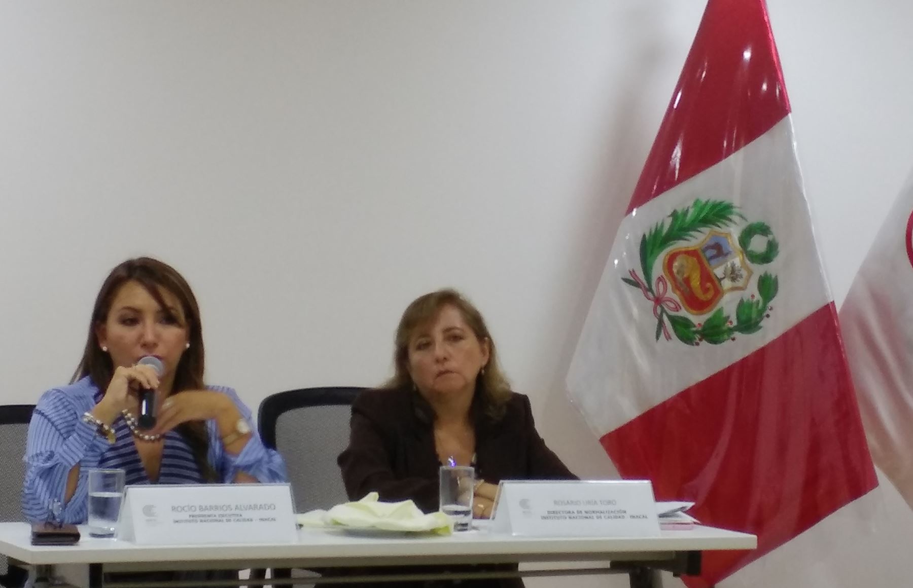 La presidenta ejecutiva del Inacal, Rocío Barrios anuncia la próxima implementación de la norma antisoborno ISO 37001, acompañada de la directora de Normalización del Inacal, Rosario Uria. Foto: Andina.