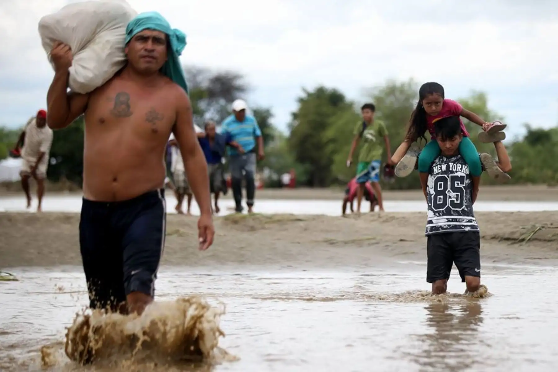 PIURA,PERÚ-MARZO 31.Pobladores de Pedregal Chico son evacuados ante crecida de río Piura.Foto:ANDINA/archivo.