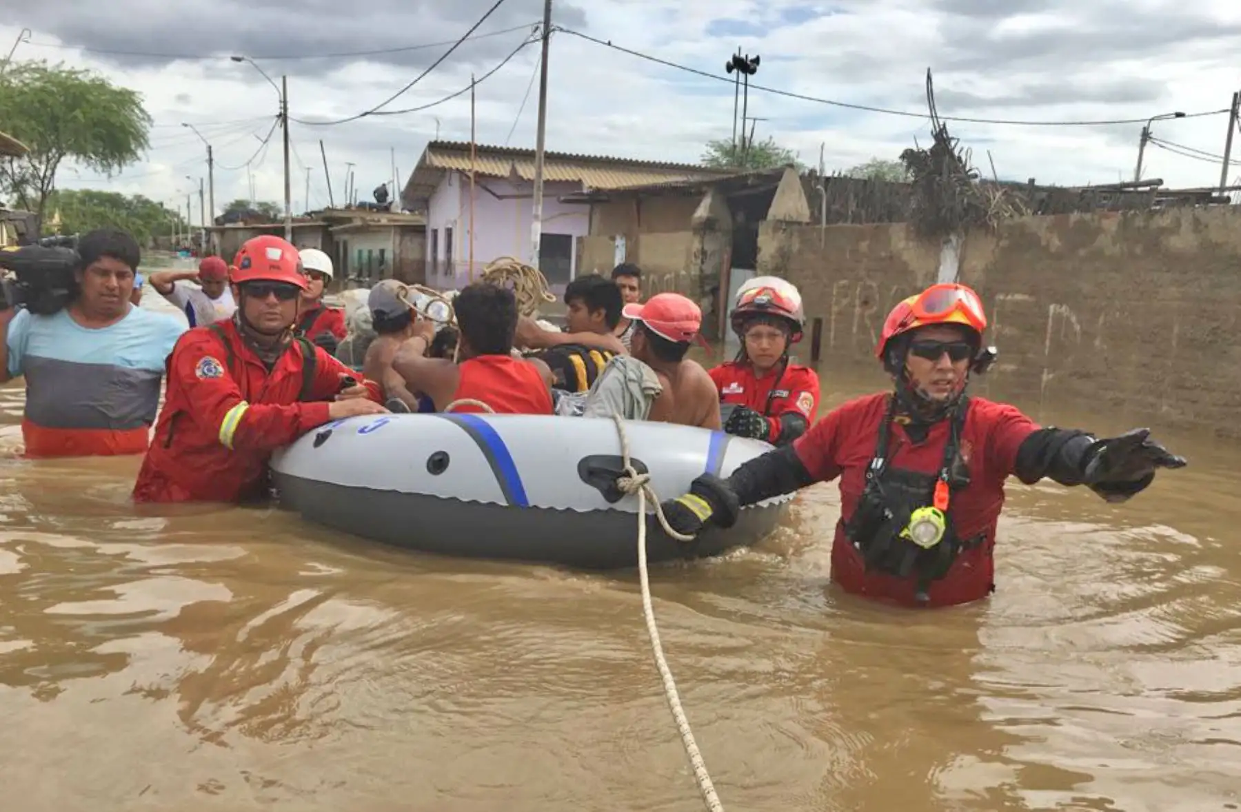 PIURA,PERÚ-MARZO 31.Bomberos de Lima realizan rescate a pobladores de Pedregal Chico  y son evacuados ante crecida de río Piura. Foto:ANDINA/ Cesar Garcia.