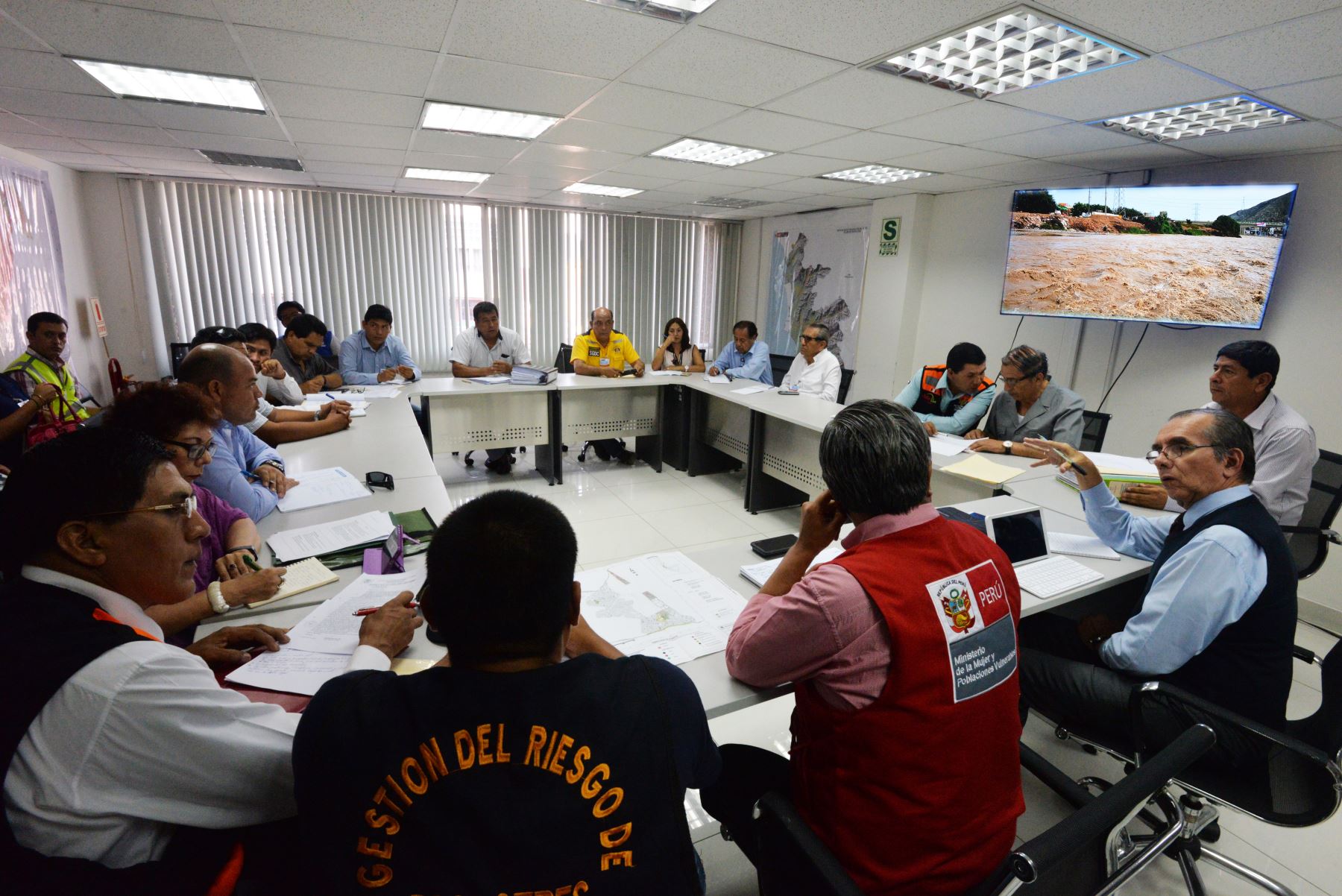 Hoy continuaron en la sede del Centro de Operaciones Emergencia (COE) del Ministerio de la Mujer las reuniones entre los municipios afectados por los desbordes de los ríos.