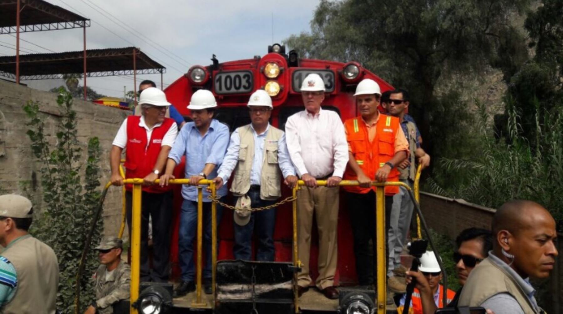 Presidente inspeccionó vía férrea rehabilitada a la altura del km 41 de la carretera Central. Foto: MEM.