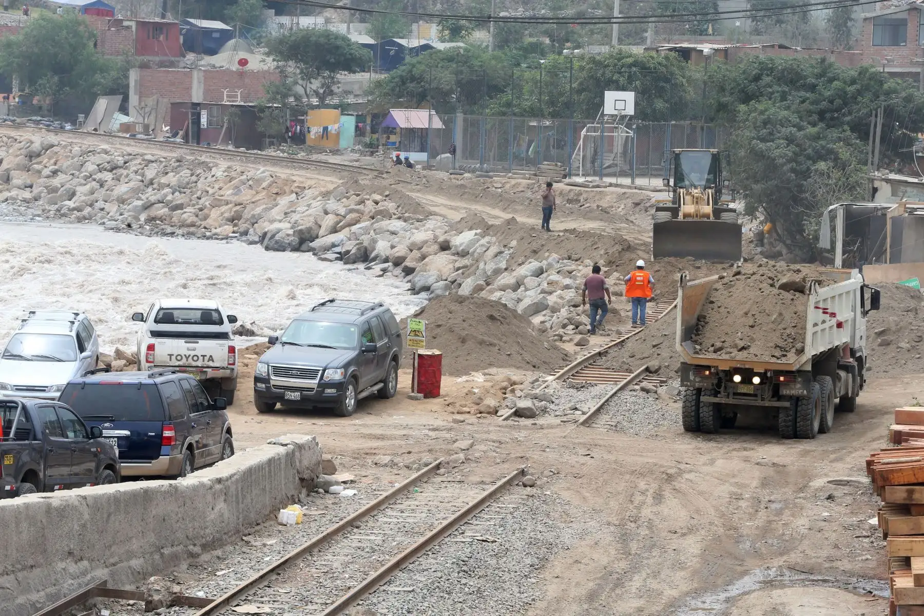 LIMA,PERÚ-ABRIL 01. Trabajos de rehabilitación de la vía del Ferrocarril Central, tramos, afectada por la caída de huaicos. Foto: ANDINA/Vidal Tarqui