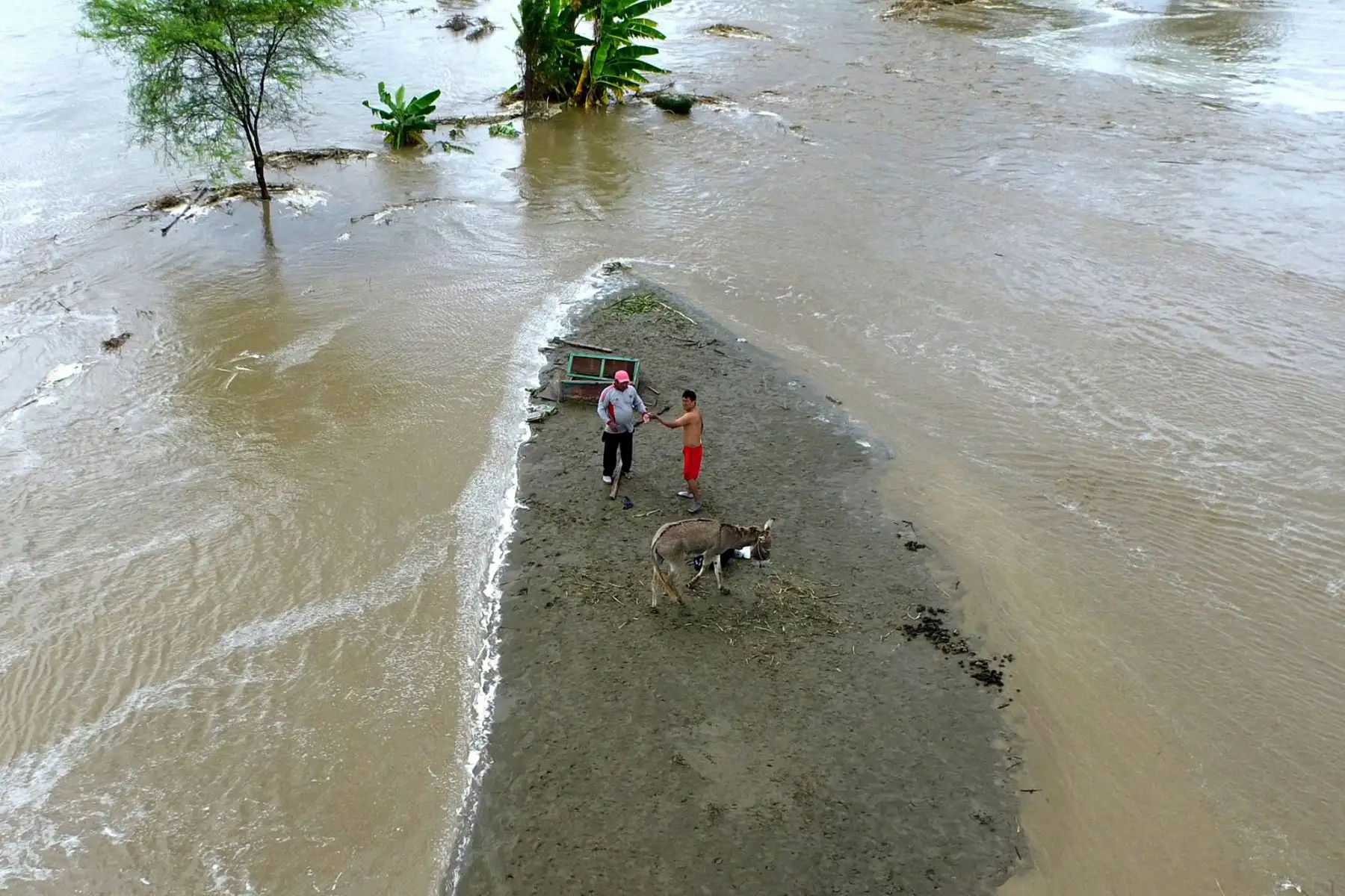 PIURA,PERÚ-ABRIL 01 Pobladores ubicados por el drone a pedido de la PNP por la crecida del río en Pedregal Chico.Foto:ANDINA/archivo.