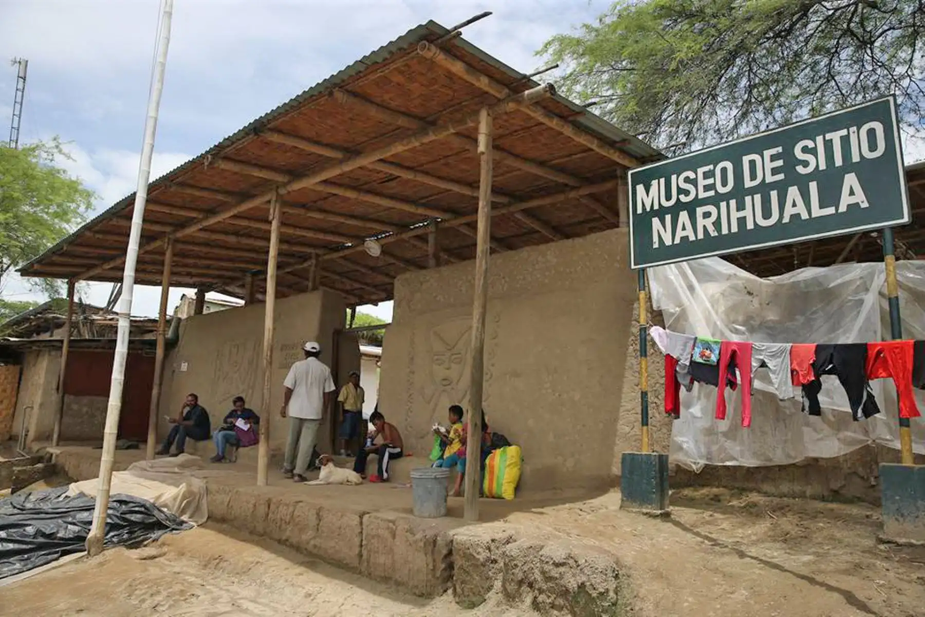 PIURA,PERÚ-ABRIL 01.Familias ocupan complejo el museo de sitio de Nariguala por crecida del río Piura.Foto:ANDINA/archivo.