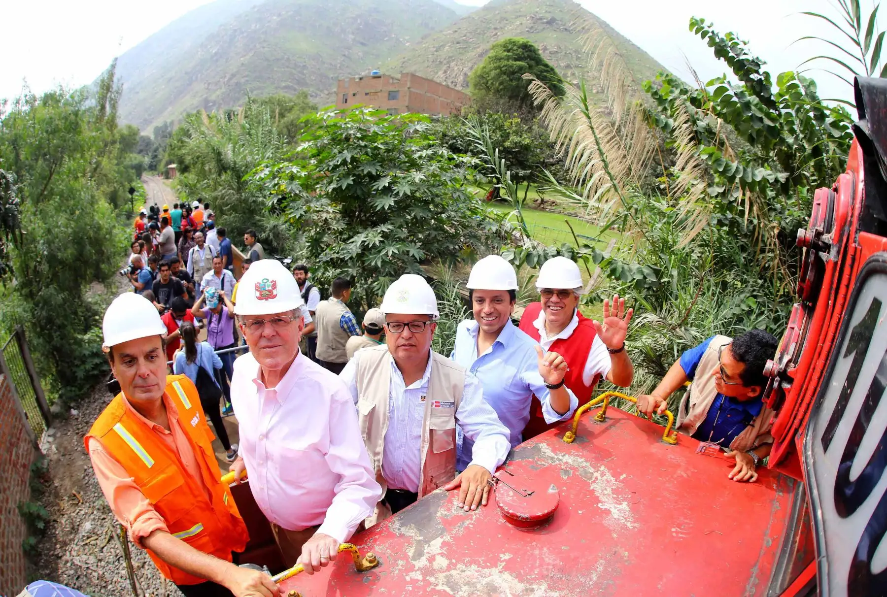 LIMA, PERÚ-ABRIL 01.Presidente Kuczynski inspeccionó trabajos de rehabilitación de la vía del Ferrocarril Central (tramo Lima – La Oroya) afectada por huaicos en el kilómetro 41 de la Carretera Central. Foto: ANDINA/Prensa  Presidencia