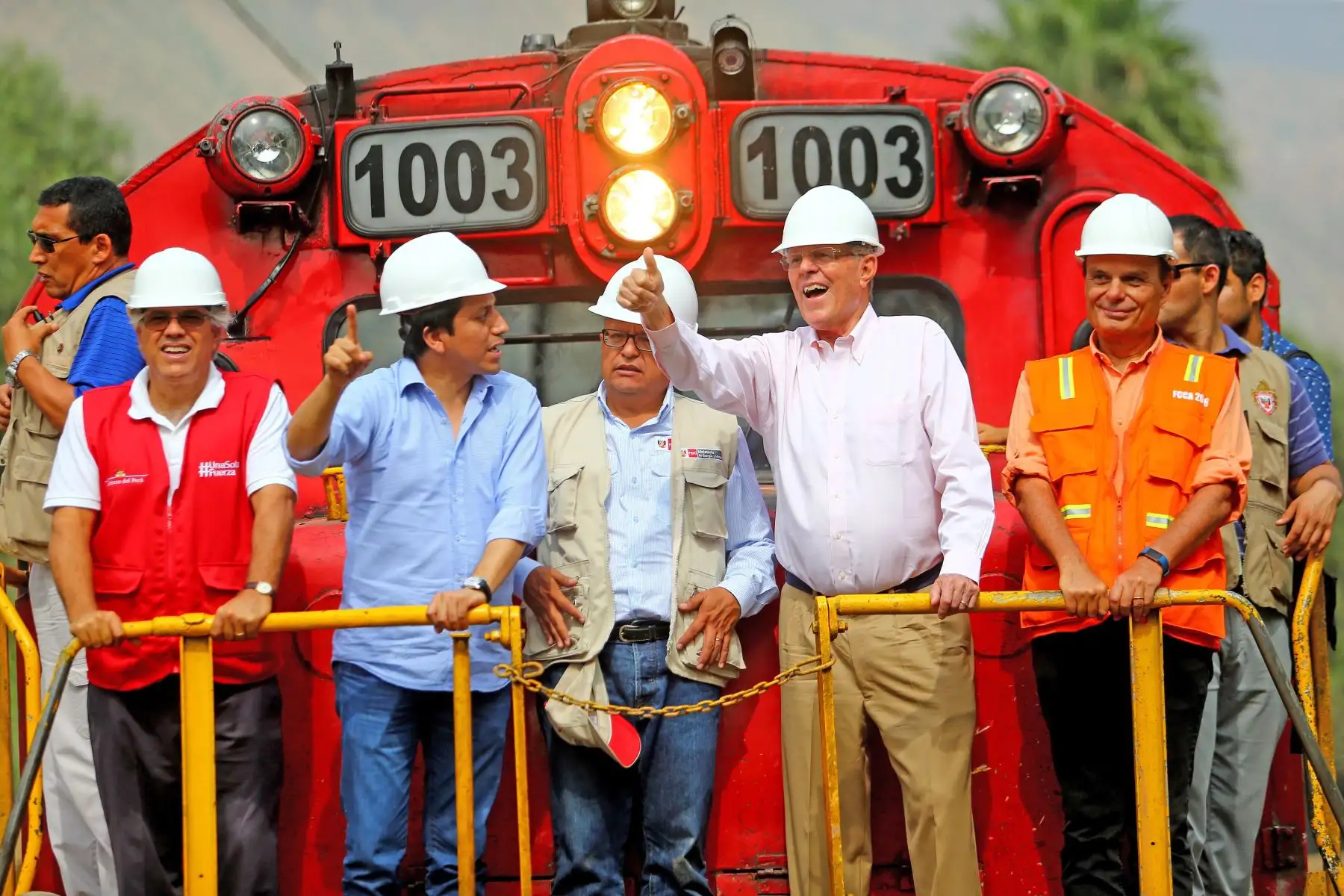 LIMA, PERÚ-ABRIL 01.Presidente Kuczynski inspeccionó trabajos de rehabilitación de la vía del Ferrocarril Central (tramo Lima – La Oroya) afectada por huaicos en el kilómetro 41 de la Carretera Central. Foto: ANDINA/Prensa  Presidencia