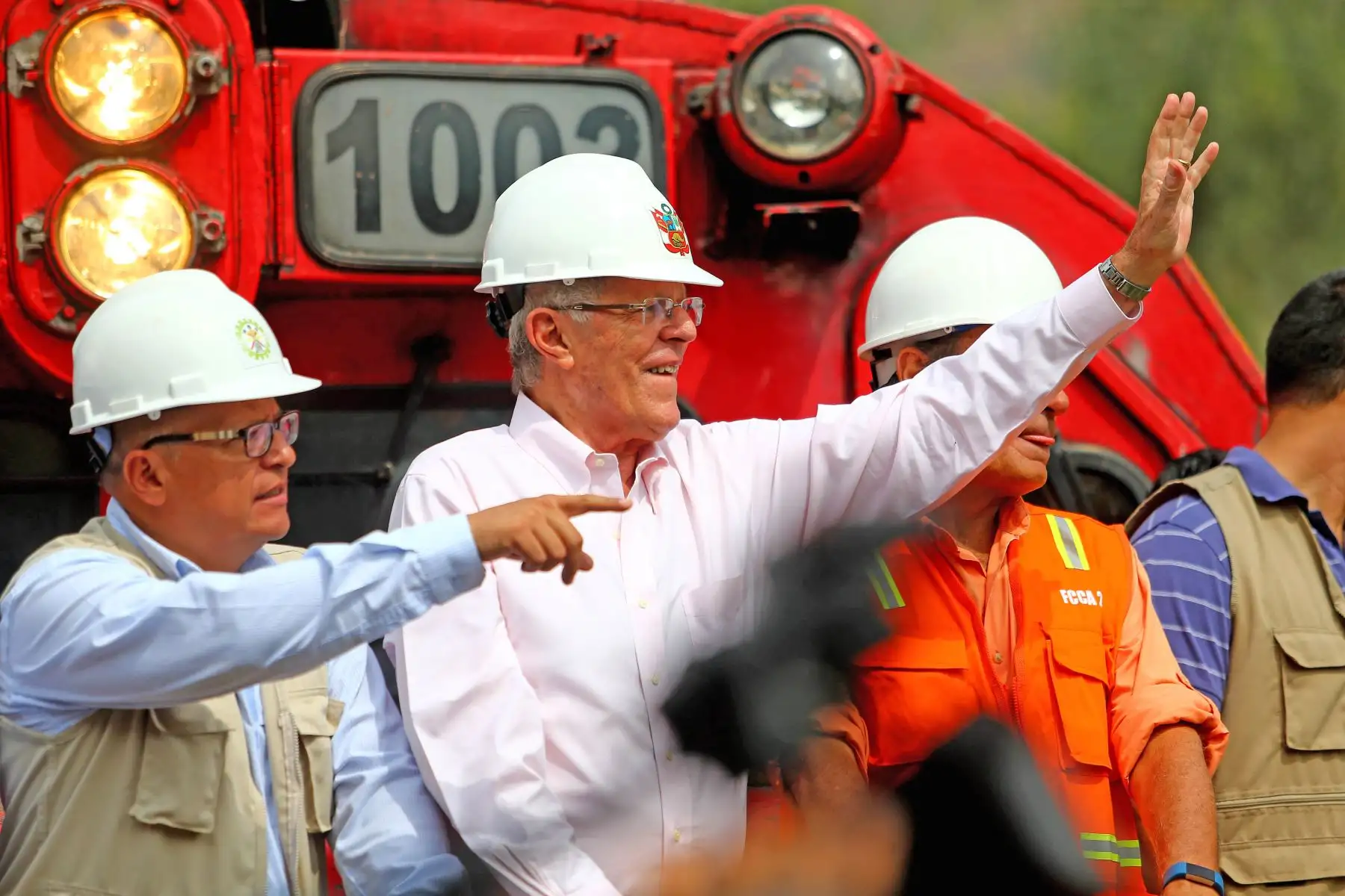 LIMA, PERÚ-ABRIL 01.Presidente Kuczynski inspeccionó trabajos de rehabilitación de la vía del Ferrocarril Central (tramo Lima – La Oroya) afectada por huaicos en el kilómetro 41 de la Carretera Central. Foto: ANDINA/Prensa  Presidencia