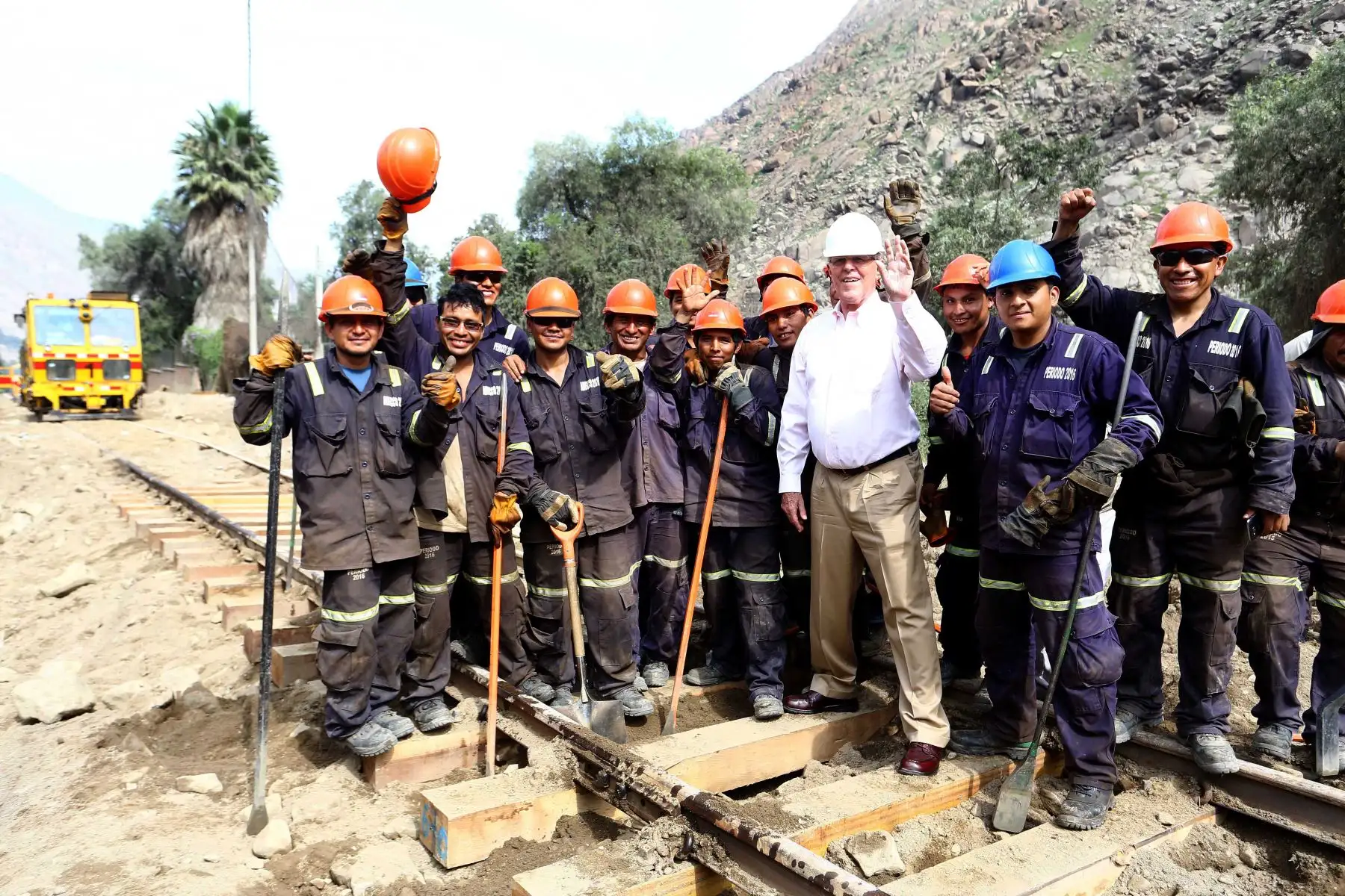 LIMA, PERÚ-ABRIL 01.Presidente Kuczynski inspeccionó trabajos de rehabilitación de la vía del Ferrocarril Central (tramo Lima – La Oroya) afectada por huaicos en el kilómetro 41 de la Carretera Central. Foto: ANDINA/Prensa  Presidencia