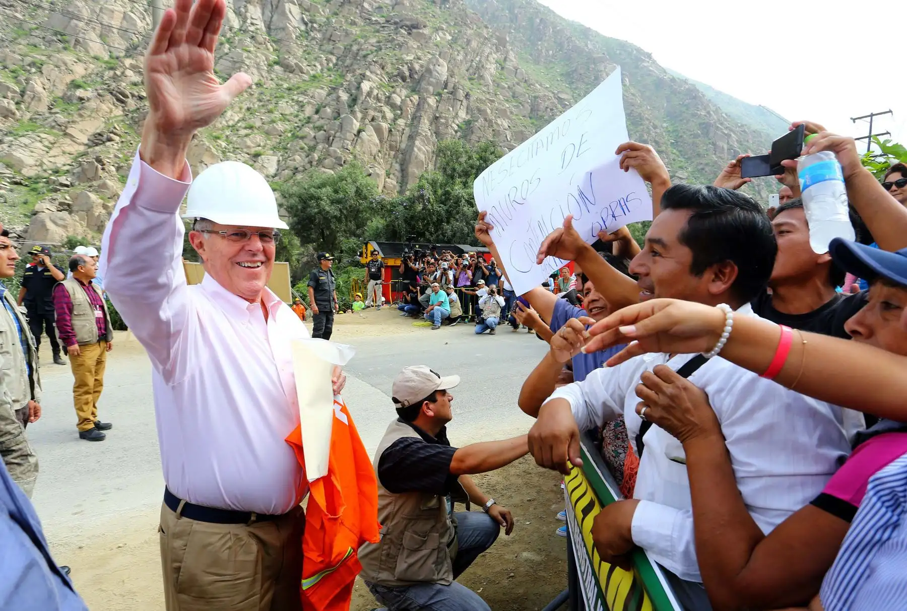 LIMA, PERÚ-ABRIL 01.Presidente Kuczynski inspeccionó trabajos de rehabilitación de la vía del Ferrocarril Central (tramo Lima – La Oroya) afectada por huaicos en el kilómetro 41 de la Carretera Central. Foto: ANDINA/Prensa  Presidencia