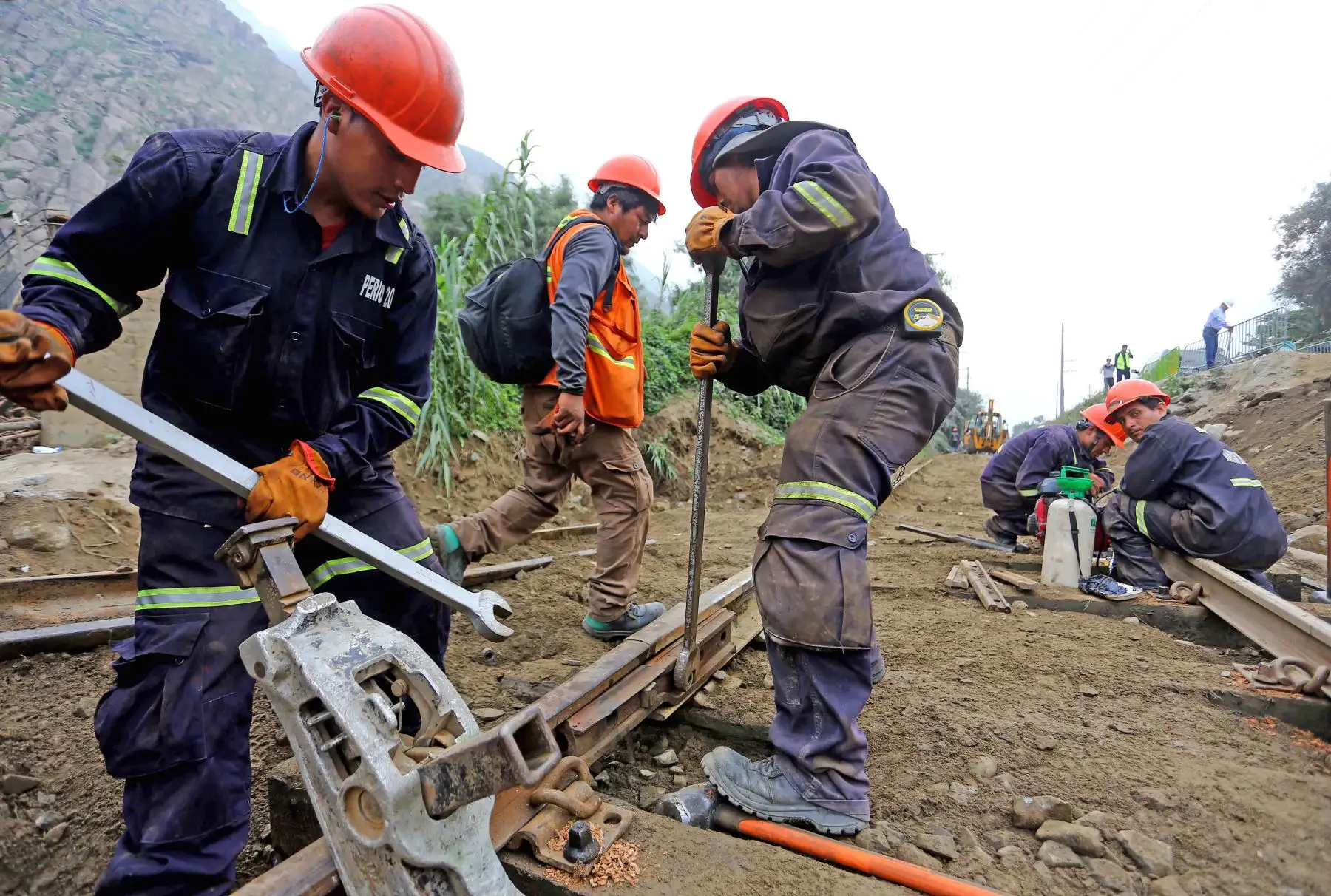 LIMA, PERÚ-ABRIL 01.Presidente Kuczynski inspeccionó trabajos de rehabilitación de la vía del Ferrocarril Central (tramo Lima – La Oroya) afectada por huaicos en el kilómetro 41 de la Carretera Central. Foto: ANDINA/Prensa  Presidencia