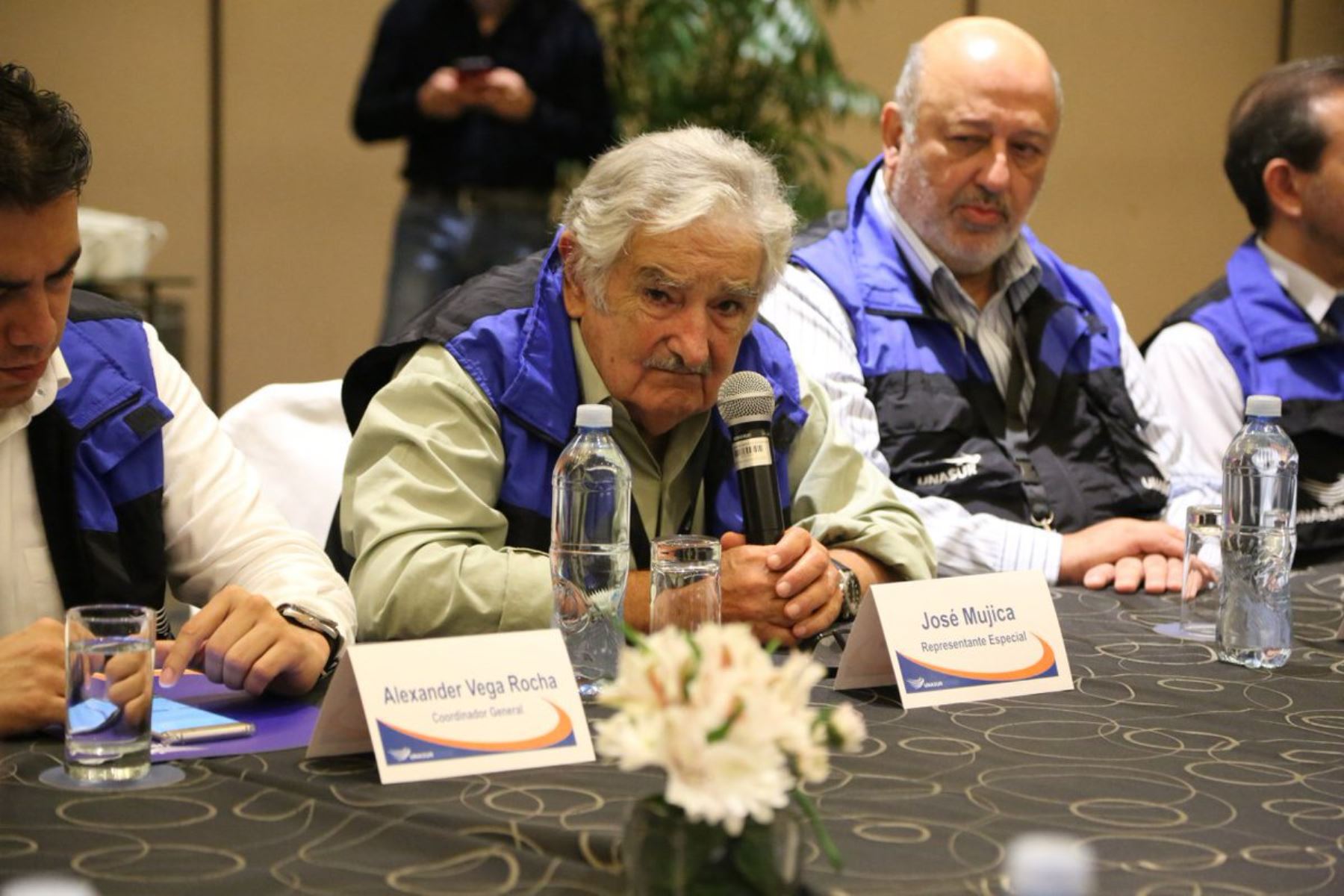 Misión de observadores de UNASUR, encabezada por el ex presidente de Uruguay, José Mujica. Difusión