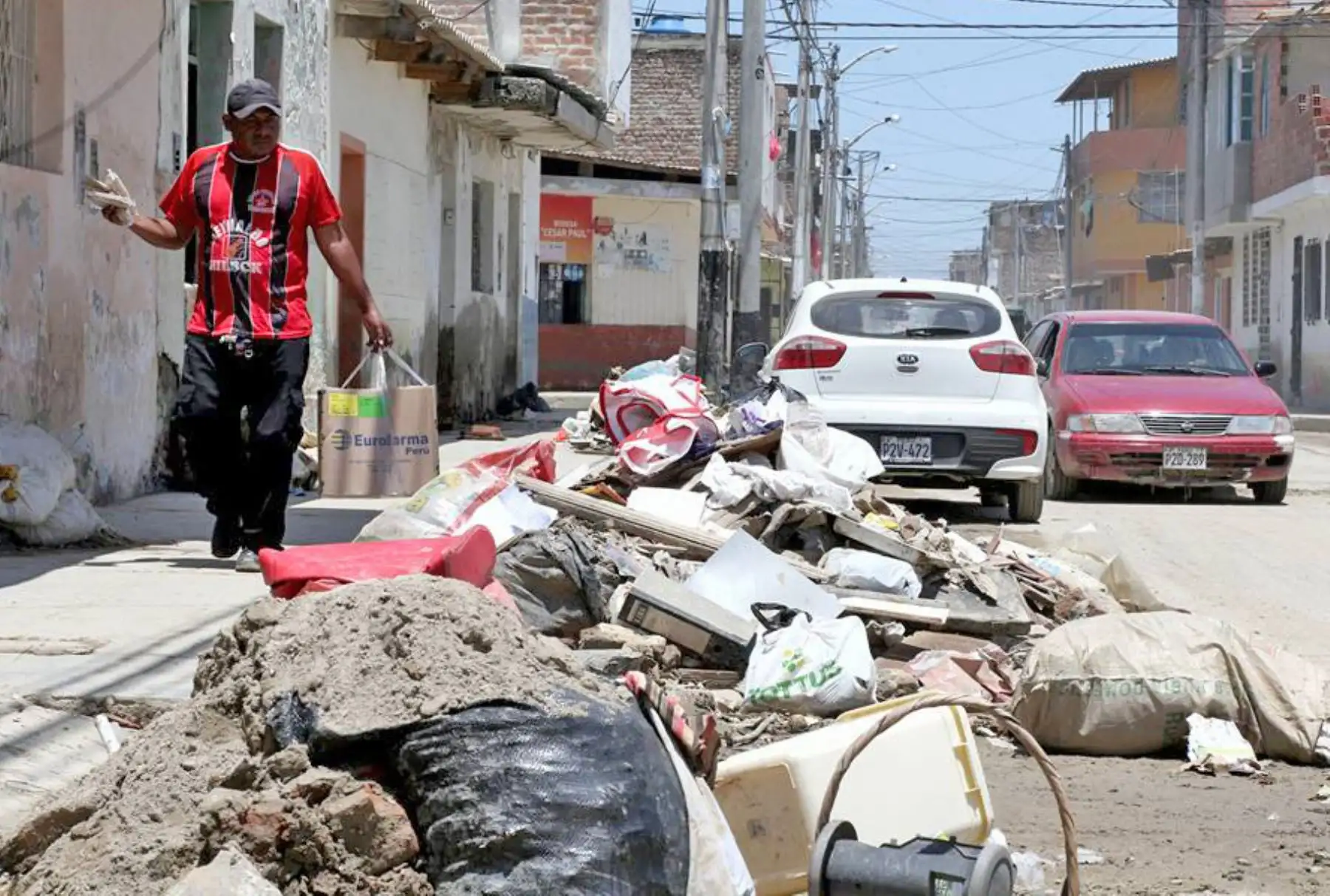 PIURA,PERÚ-ABRIL 02.Se duplica volumen de basura tras inundación del río Piura en el distrito de Castilla.Foto:ANDINA/archivo.