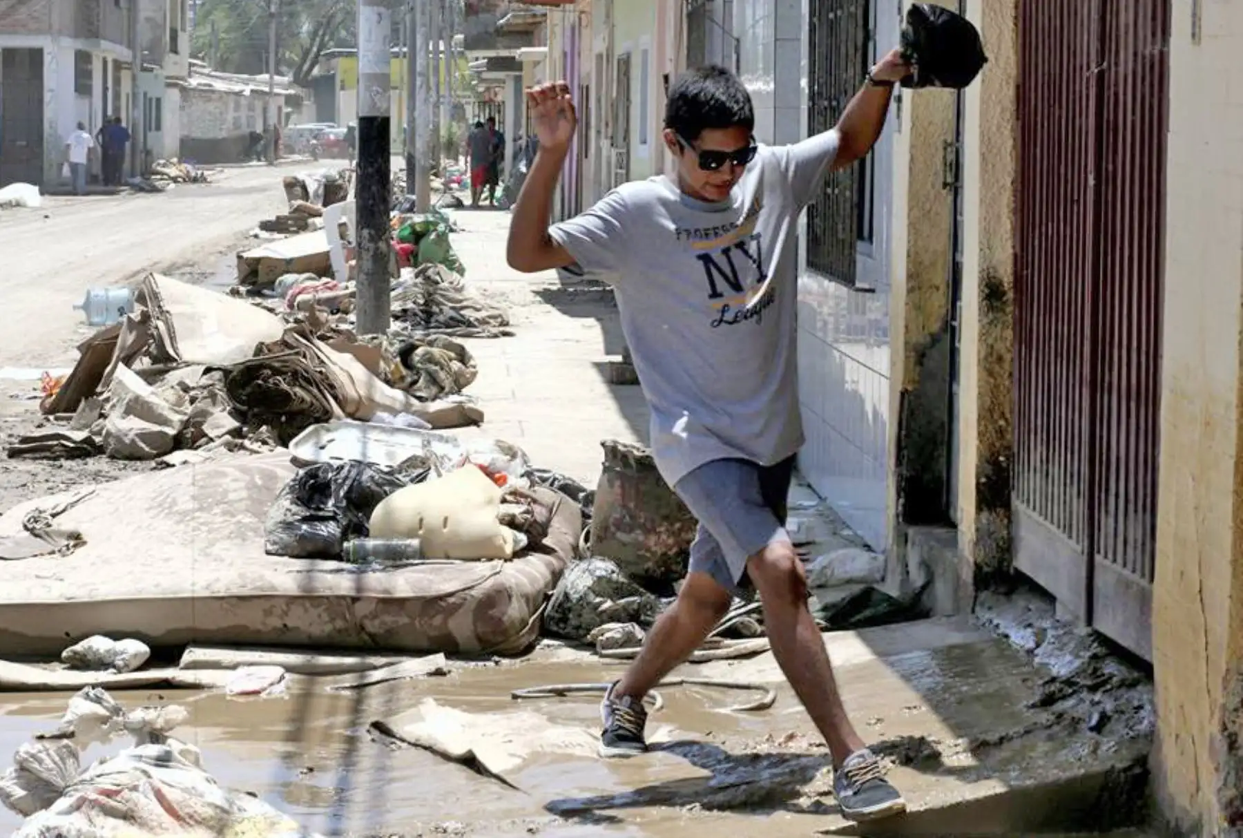 PIURA,PERÚ-ABRIL 02.Se duplica volumen de basura tras inundación del río Piura en el distrito de Castilla.Foto:ANDINA/archivo.