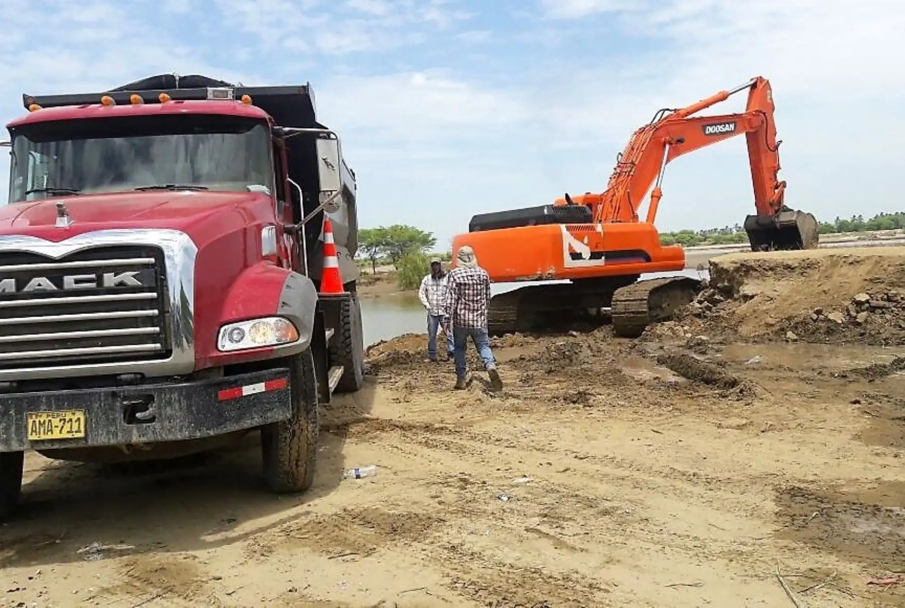 Las obras de prevención en el río Piura ya empezaron y se tiene previsto que hasta diciembre se encauzará, descolmatará y limpiará 117 kilómetros de su cauce para evitar desbordes e inundaciones durante la temporada de lluvias en el verano próximo, informó hoy el ministro de Agricultura y Riego, José Manuel Hernández. ANDINA/Difusión