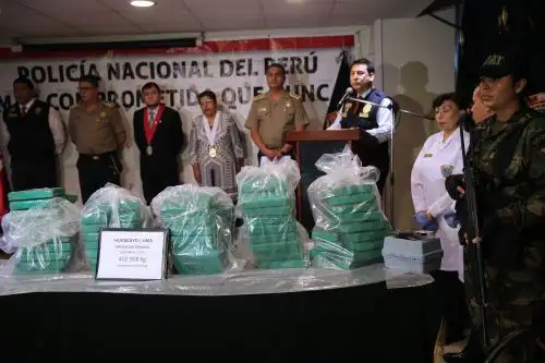 LIMA,PERÚ-ABRIL 04.  Decomisan más de 400 kilos de cocaína que iban a salir del país hacia EE.UU. y Europa. Foto: ANDINA/Norman Córdova