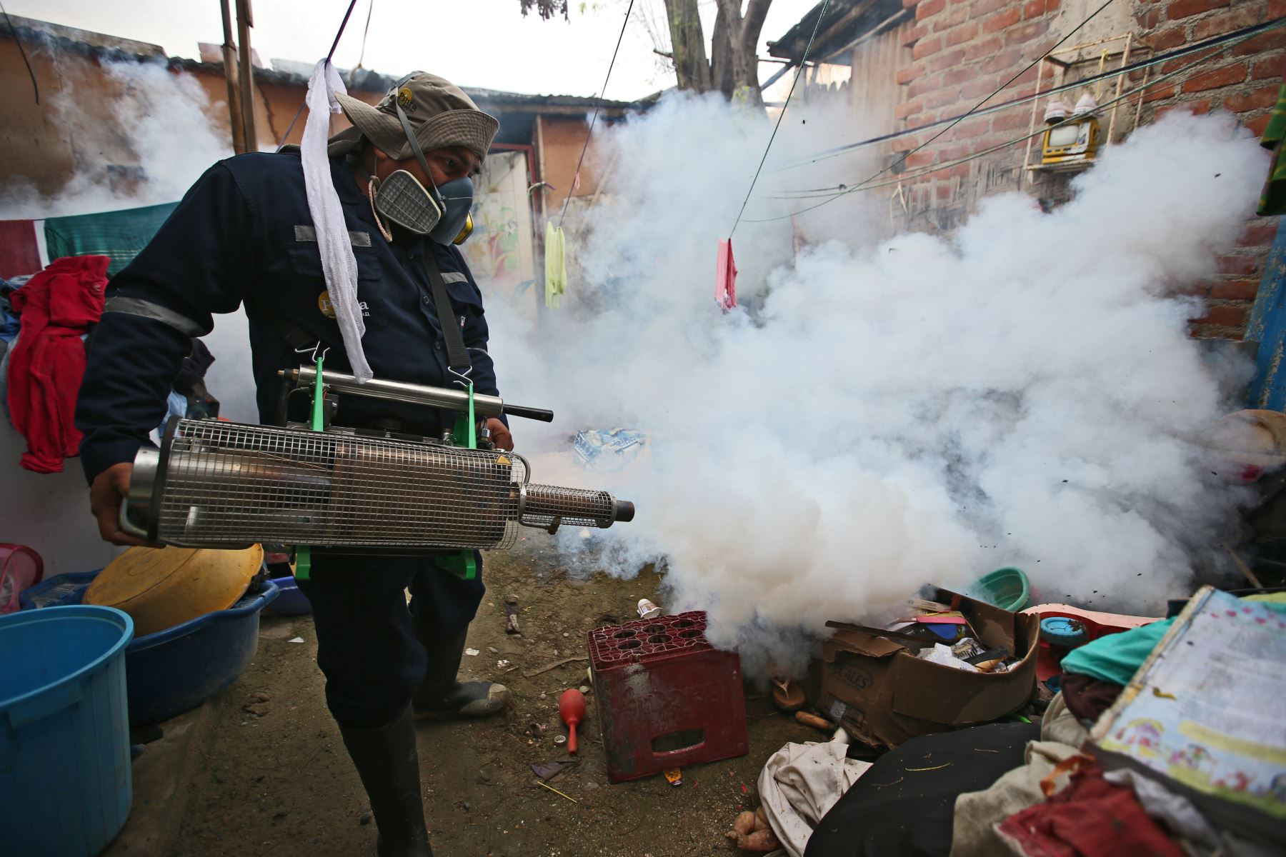 PIURA,PERÚ-ABRIL 04.Campaña masiva de fumigación contra el dengue, zika y chikungunya en Piura.Foto:ANDINA/Oscar Farje Gomero.