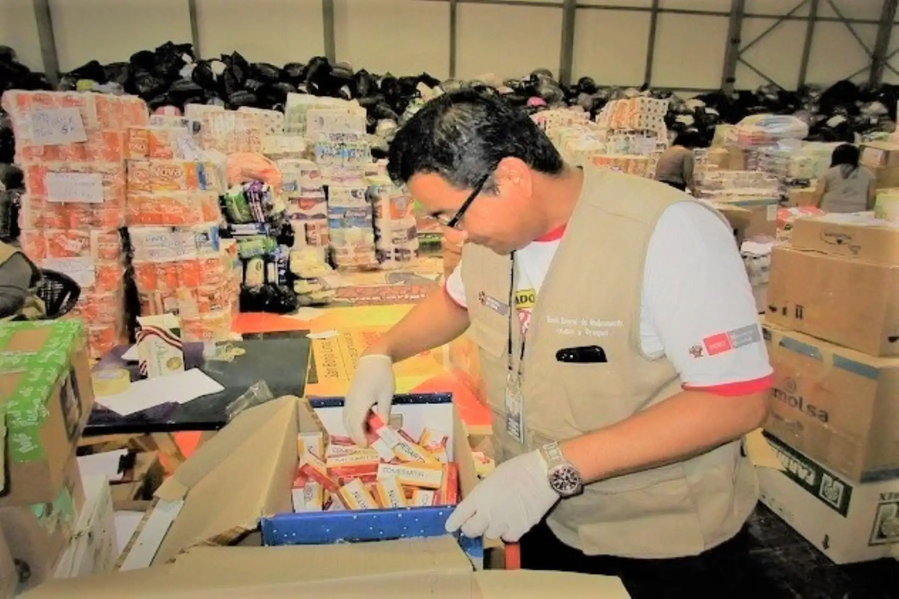 Personal de la Digemid prosigue su labor en el punto de acopio del coliseo Eduardo Dibós, en el distrito de San Borja, aprobando qué medicamentos donados pueden ser enviados a las zonas de desastre.