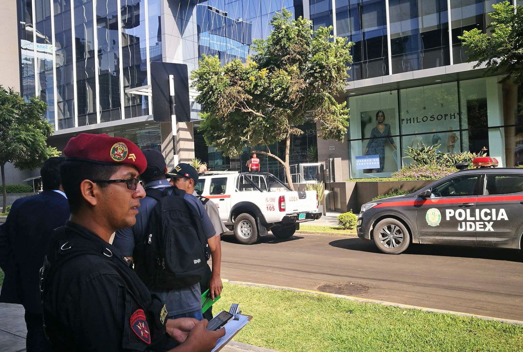 Evacuan edificio donde funciona embajada de Israel por amenaza de presunta bomba. Foto: ANDINA/ Dante Zegarra