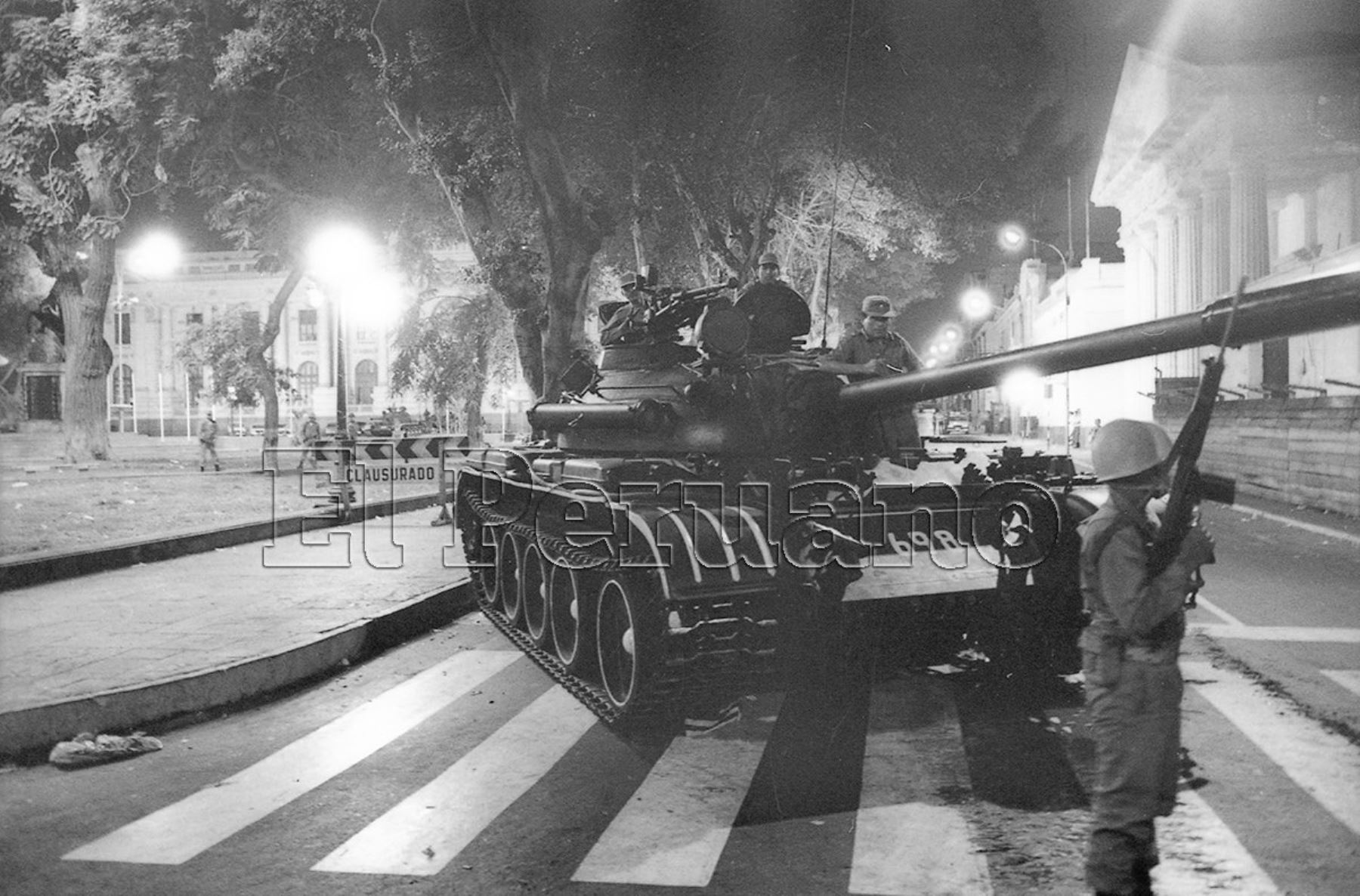 Tanques del Ejército y soldados se apostan en la plaza Bolívar frente al Parlamento, luego que el presidente Alberto Fujimori anunciara el cierre del Congreso y la vigencia de un gobierno de Reconstrucción Nacional.