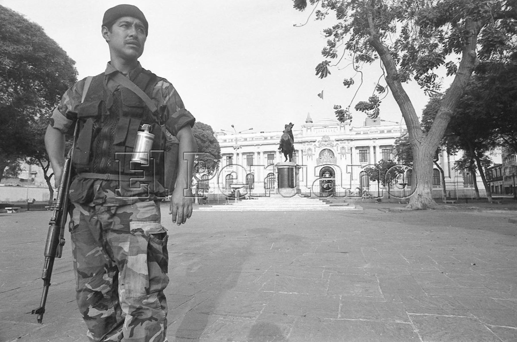 Un militar custodia el frontis del Congreso, que fue cerrado por orden del entonces presidente Alberto Fujimori, el 5 de abril de 1992.