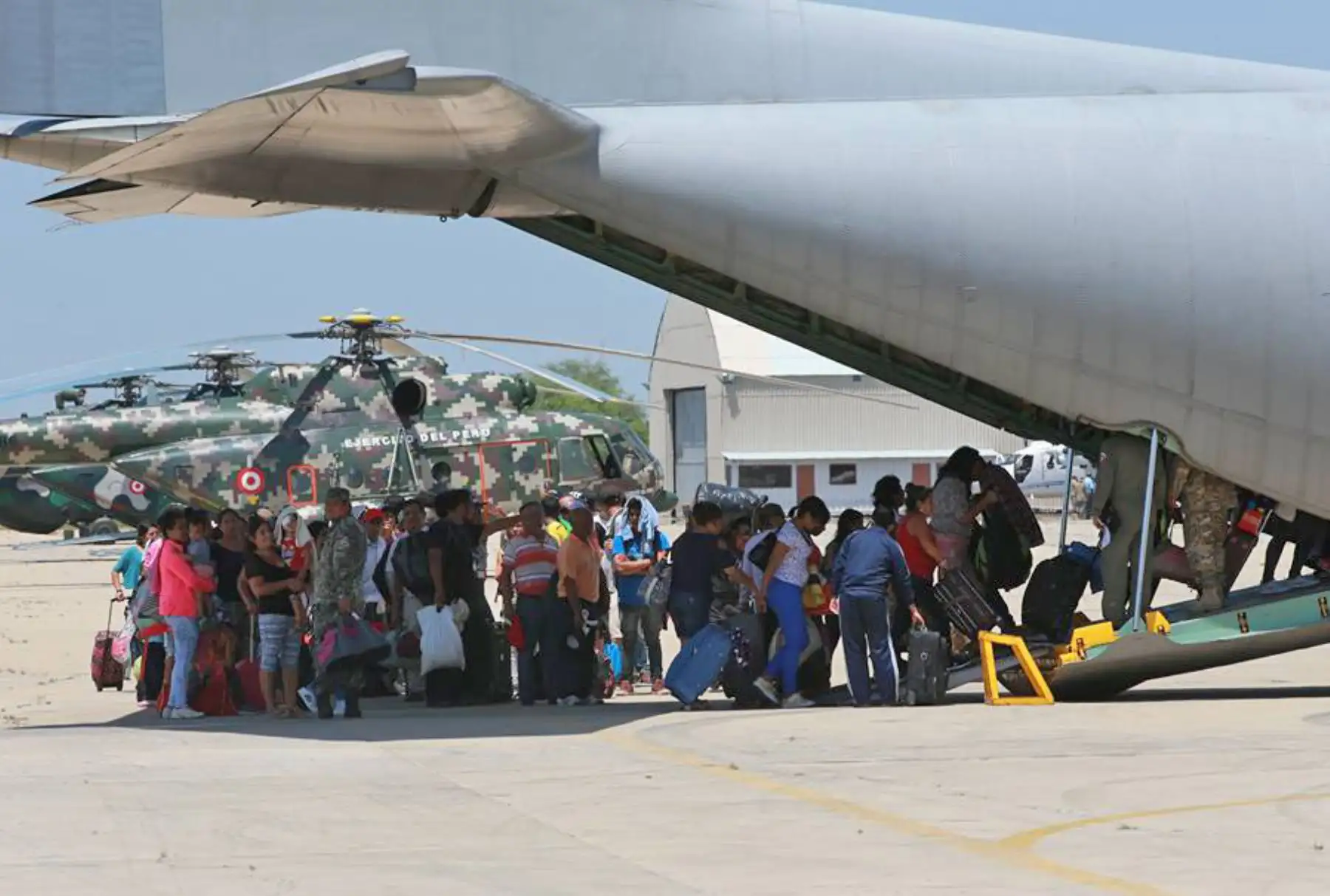 PIURA-PERÚ-ABRIL 05. FFAA y FFPP continúan con los vuelos de apoyo a los damnificados,en la región Piura.Foto:ANDINA/ Jhony Laurente .