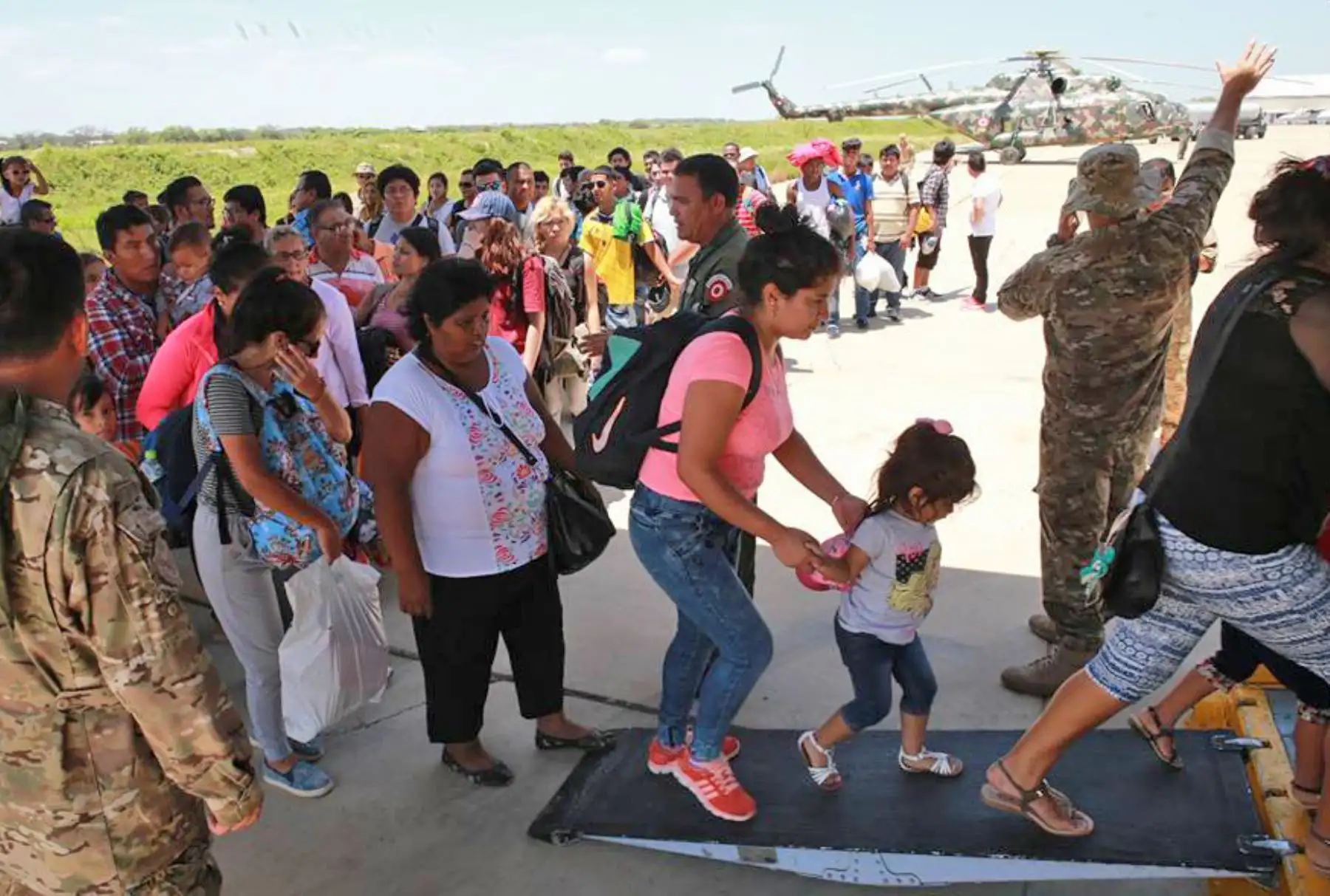 PIURA-PERÚ-ABRIL 05. FFAA y FFPP continúan con los vuelos de apoyo a los damnificados,en la región Piura.Foto:ANDINA/ Jhony Laurente .