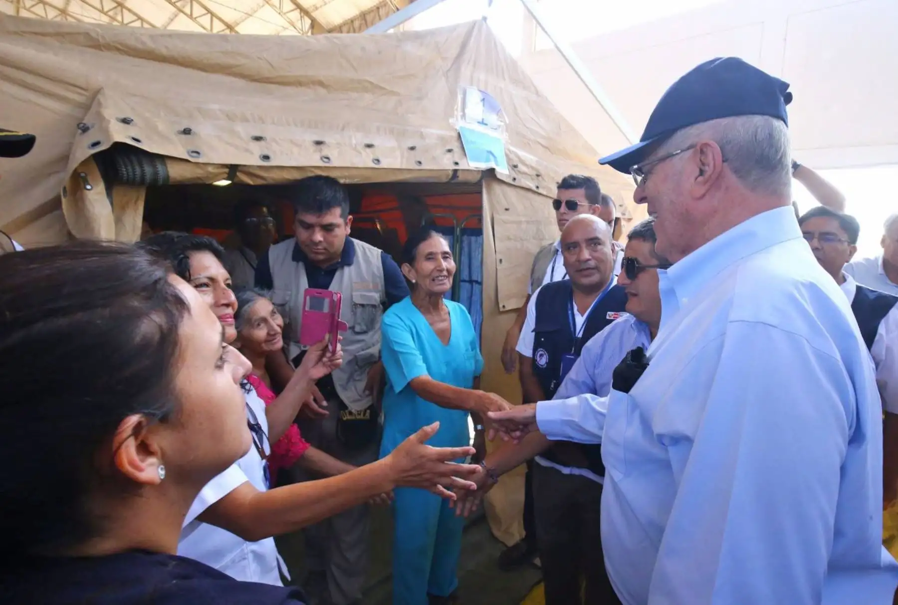 El presidente de la República, Pedro Pablo Kuczynski, inspecciona en Chiclayo el hospital de campaña instalado por el Ministerio de Salud para atender a los damnificados por las fuertes lluvias y las inundaciones en esta ciudad del norte del país. Foto: ANDINA/Prensa Presidencia