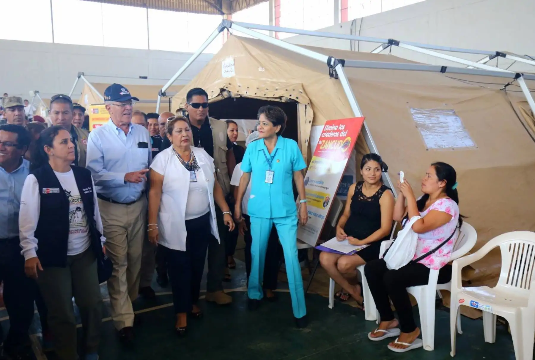 El presidente de la República, Pedro Pablo Kuczynski, inspecciona en Chiclayo el hospital de campaña instalado por el Ministerio de Salud para atender a los damnificados por las fuertes lluvias y las inundaciones en esta ciudad del norte del país. Foto: ANDINA/Prensa Presidencia