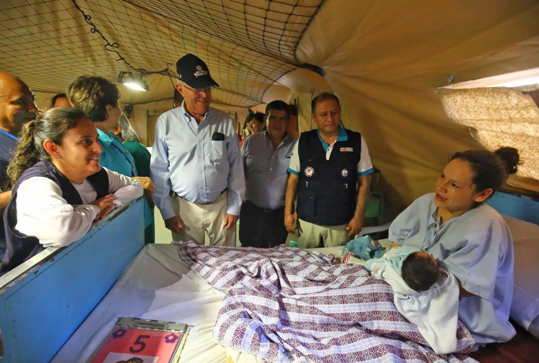 El presidente de la República, Pedro Pablo Kuczynski, inspecciona en Chiclayo el hospital de campaña instalado por el Ministerio de Salud para atender a los damnificados por las fuertes lluvias y las inundaciones en esta ciudad del norte del país. Foto: ANDINA/Prensa Presidencia