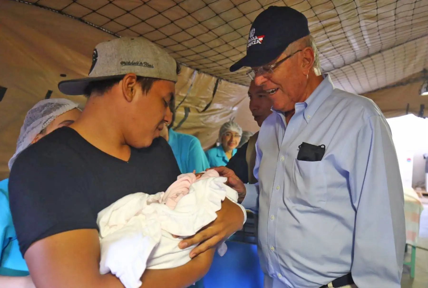 El presidente de la República, Pedro Pablo Kuczynski, inspecciona en Chiclayo el hospital de campaña instalado por el Ministerio de Salud para atender a los damnificados por las fuertes lluvias y las inundaciones en esta ciudad del norte del país. Foto: ANDINA/Prensa Presidencia