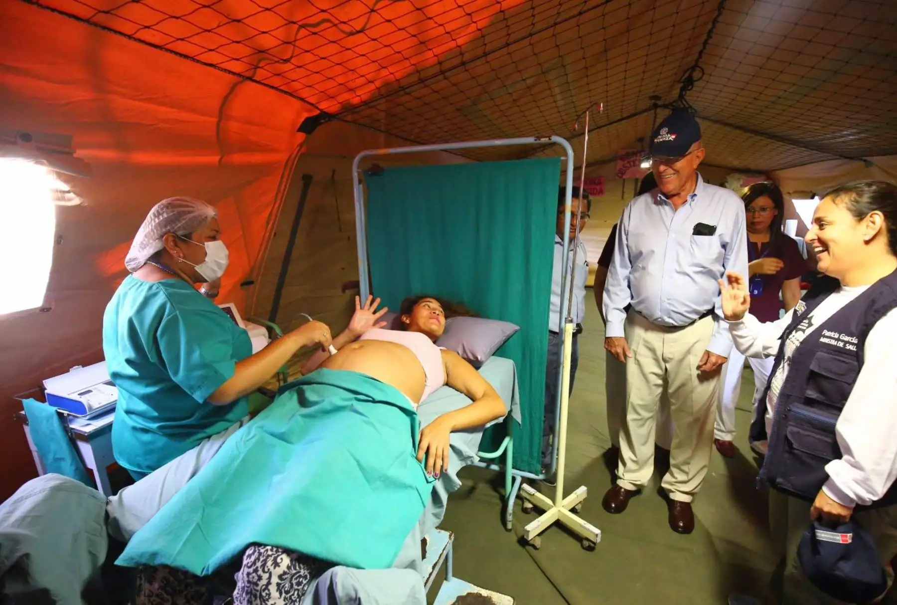 El presidente de la República, Pedro Pablo Kuczynski, inspecciona en Chiclayo el hospital de campaña instalado por el Ministerio de Salud para atender a los damnificados por las fuertes lluvias y las inundaciones en esta ciudad del norte del país. Foto: ANDINA/Prensa Presidencia