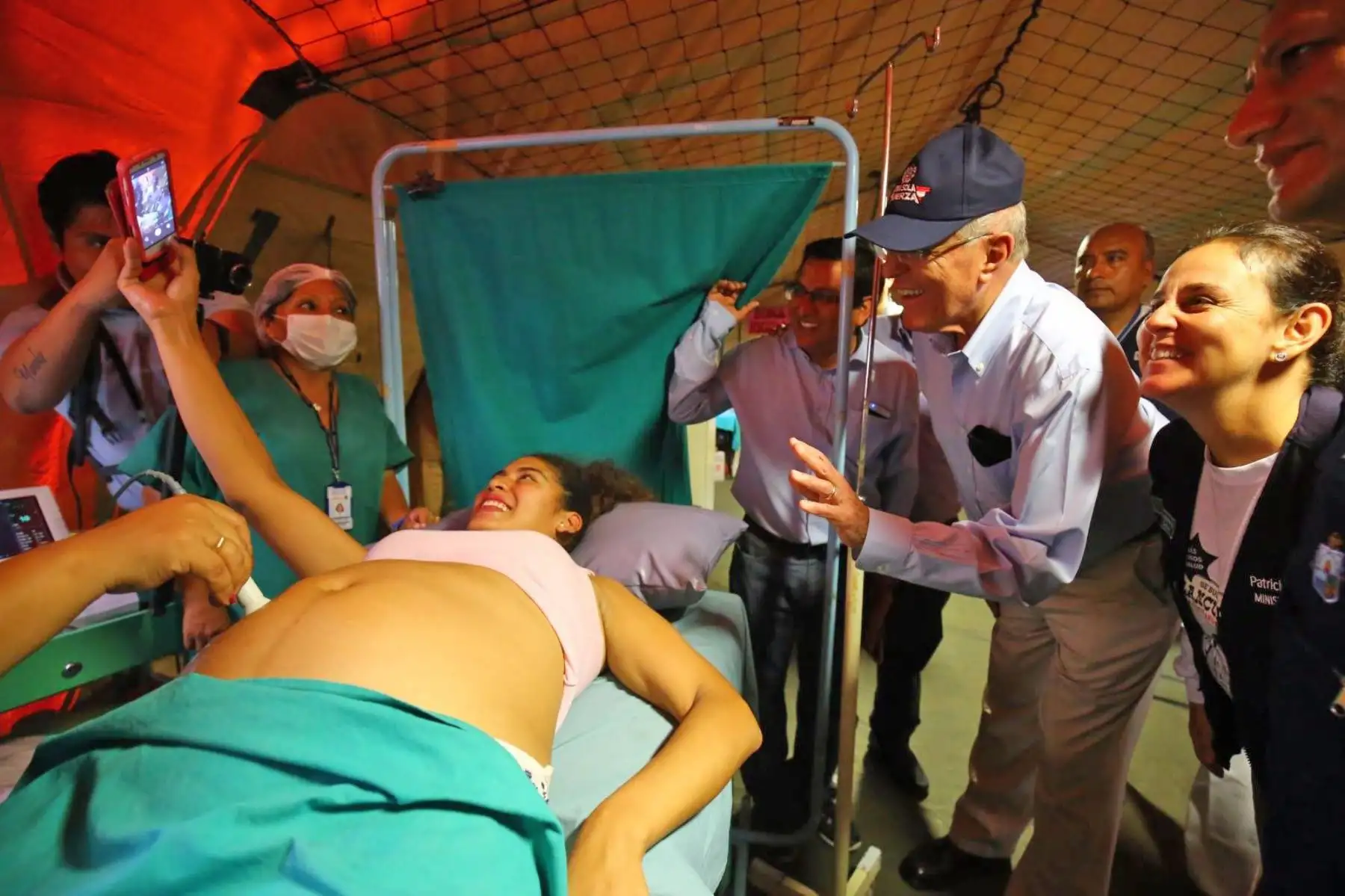 El presidente de la República, Pedro Pablo Kuczynski, inspecciona en Chiclayo el hospital de campaña instalado por el Ministerio de Salud para atender a los damnificados por las fuertes lluvias y las inundaciones en esta ciudad del norte del país. Foto: ANDINA/Prensa Presidencia